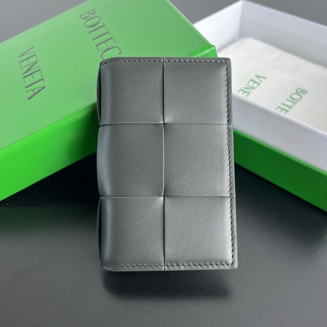 NO:672330,B's new big card holder 649602 is an essential carry-on for everyone. The body of the bag is made of cowhide and has a smooth texture. It has 6 card slots. There is also a compartment in the middle to put some money. It is a very lightweight card holder. Nowadays, the bags we carry are getting smaller and smaller. One card holder can satisfy them all. There are also many color options. There is always one you like. Size 11x7.5, BV, Bottega Veneta, Cowhide19860909B家新款大编格卡包 649602 卡包是所有人群必不可少的随身带 包身由牛皮制成 质感柔滑 她拥有6个卡槽位置 中间还有隔层可以放点钱,很轻便的一款卡包 现在背的包包越来越小 一个卡包就能满足所有 同时还拥有很多颜色选择 总有一个是你喜欢的 尺寸11x7.5,BV,bottega veneta,cowhide,欧美剧