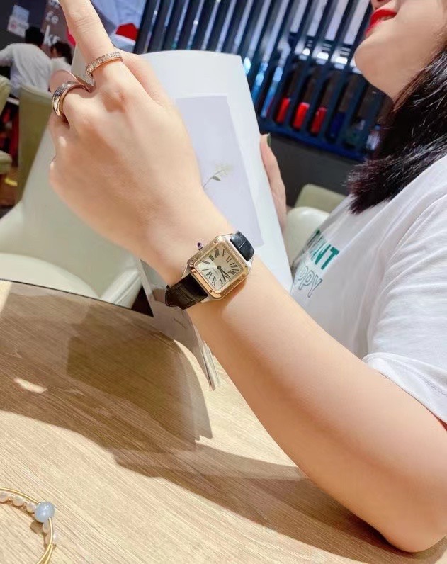 NO:924395,A gift of jewelry and watches that can be both literary and military, salty and sweet!  Just ask how many girls can hold it, the 38mm dial is just right!  This size is very suitable for girls!  It’s also super beautiful!  There is gold and silver!  The shade is perfect!  ,19860909一款能文能武,可盐,可甜.的珠宝万表的种草！就问有几个女孩子能把持得住,表盘38mm大小刚好！这个尺寸很适合女生哈！也超级无敌好看！有金有银！色调完美！,,Watch