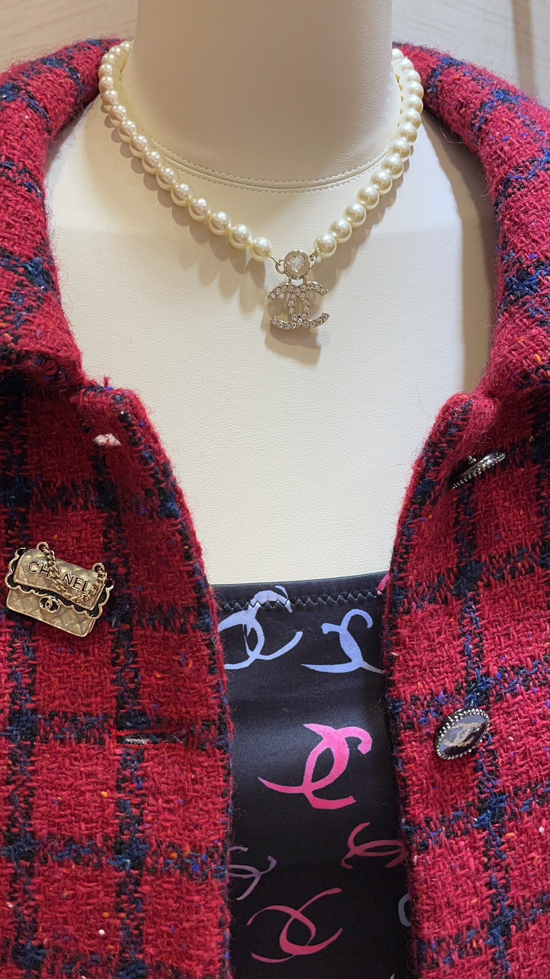 NO:635476,88230, the pearl necklace arrived today. 24B hollow love rhinestone double C pearl necklace in light gold. A whole three-dimensional sparkling diamond is inlaid under the hollow love heart. It is very noble and fashionable with the full diamond double C pendant. It is versatile and practical for daily commuting. Sweet girls and hot girls all have the same brass material. Czech diamond. Necklace comes with picture box, necklace, Cartier high-end jewelry.1986090988230,今日到货珍珠项链  24B镂空爱心水钻双C珍珠项链浅金色 镂空爱心下镶嵌着一整颗的立体闪钻 搭配满钻双C吊坠很显贵气时髦 日常通勤百搭实用 甜妹辣妹都 z一致黄铜材质 捷克钻 项链带图片包装盒,,necklace,卡迪亚高端饰品,Jewelry