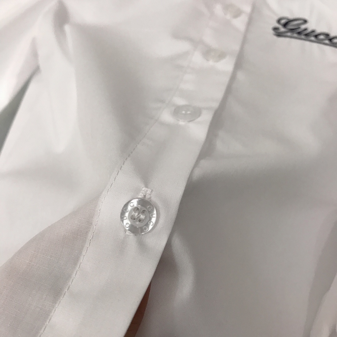 “Gucci Qualifier Series: Doll-Collar Shirts with Cashmere and Shell Buttons” - 图片 7
