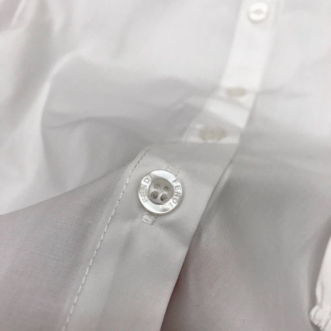 FEND* Defined Series: Doll-Coloured Skirts and Cotton Shirts with Embroidered Logo - 图片 8