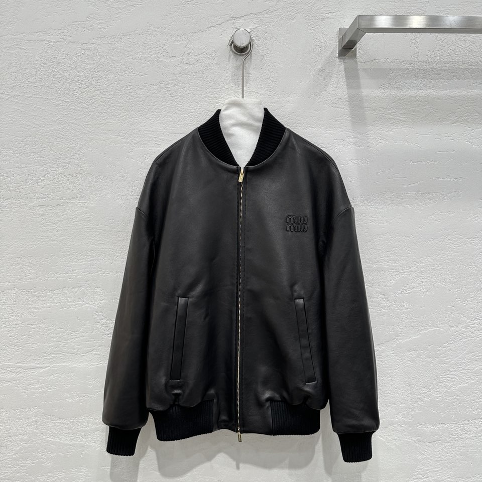 NO:892096,Exclusive first release of high-end original quality Mium* overzise baseball uniform leather jacket!  The original custom-made top-grade imported lambskin has a soft, waxy and meaty texture that is incomparable!  Fully vegetable tanned leather washed process ~ original 3D three-dimensional tailoring and customized pure handmade three-dimensional cutting and routing design!  The design has its own aura of high-end, casual and lazy style, and the hand-made oil-edged letter logo. The temperament is fashionable and high-end!  The perfect fit and sexy upper body!  The details of the pattern craftsmanship are all in place, and the workmanship quality depends on the details. One color SML. Bust size S is 118, shoulder width 54, sleeve length 52, clothing length 60., Miu Miu-clothing, miumiu, jackets & coats, leather jacket, sheepskin,19860909独家首发高端原单品质Mium* overzise棒球服皮衣外套！原版定制顶级进口小羊皮软糯肉感质感无敌！全植鞣皮水洗工艺～原版3D立体剪裁定制纯手工立裁走线设计！设计自带气场高级感,穿搭随性的慵懒风,纯手工油边工艺字母logo.气质时髦又高级！完美版型上身又A又飒！版型工艺细节全面到位,做工品质看细节.一色SML. S码胸围118,肩宽54,袖长52,衣长60.,缪缪-服装,miumiu,jackets & coats,leather jacket,sheepskin,,Women's clothing
