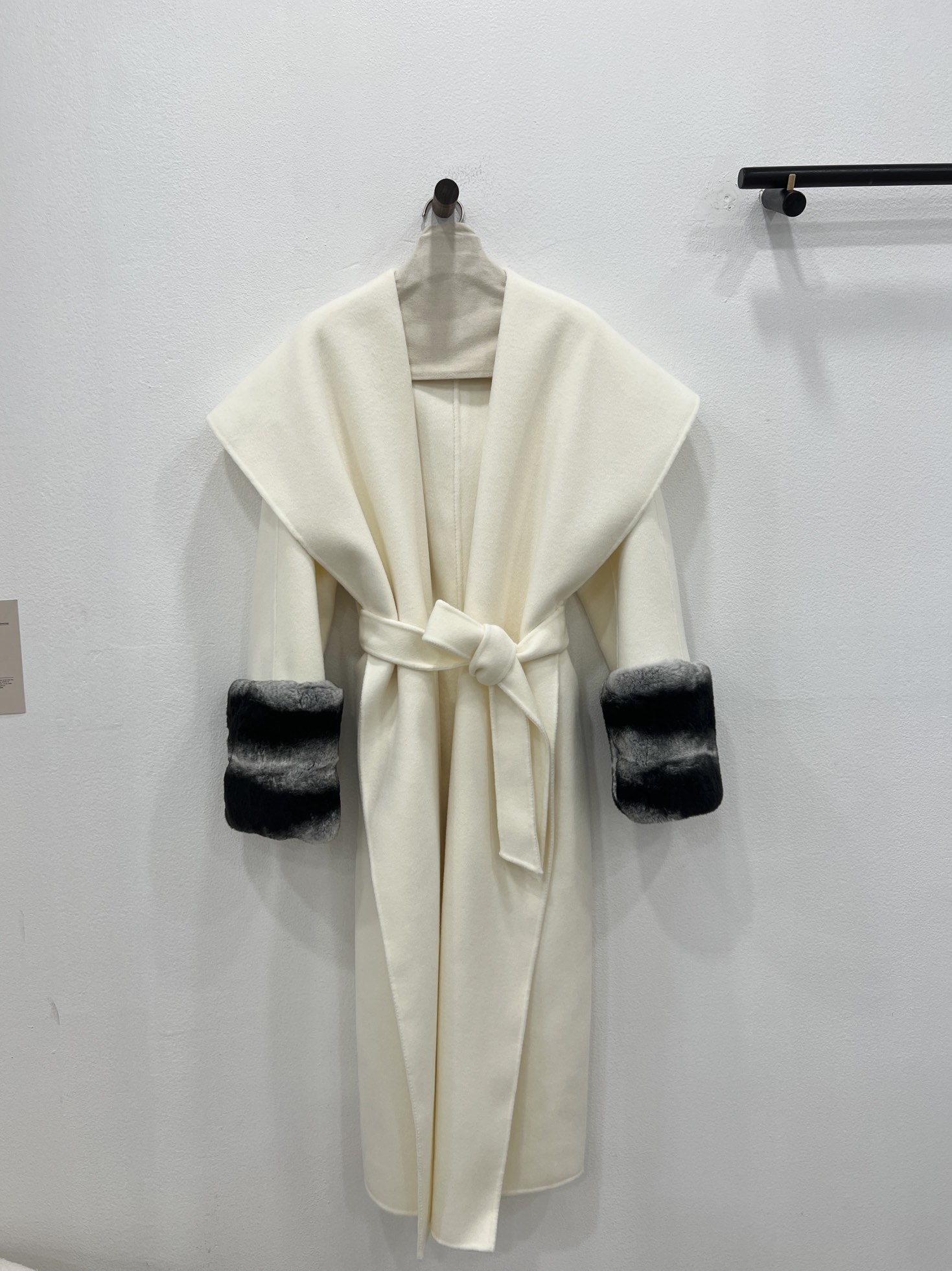 NO:636983,The 2025 new rex ​​rabbit fur collar coat invites you to appreciate the milky white details. It follows LP's unique three-dimensional tailoring of the upper body. The princess lapel better modifies the shoulder line. It is made of imported Australian virgin wool fabric and feels soft and delicate. It is paired with an imported imitation chinchilla-dyed rex rabbit fur collar. Every gesture is full of nobility. Women's clothing, loro piana, alexander wang198609092025年新款獭兔毛领大衣 奶白色细节邀您鉴赏 沿用LP独有的上身立体剪裁 公主大翻领更好修饰肩线 选用进口澳洲初剪羊毛面料 手感软糯细腻 搭配进口仿龙猫染色的獭兔毛领 举手投足尽是贵气满满,女装,loro piana,alexander wang,Women's clothing