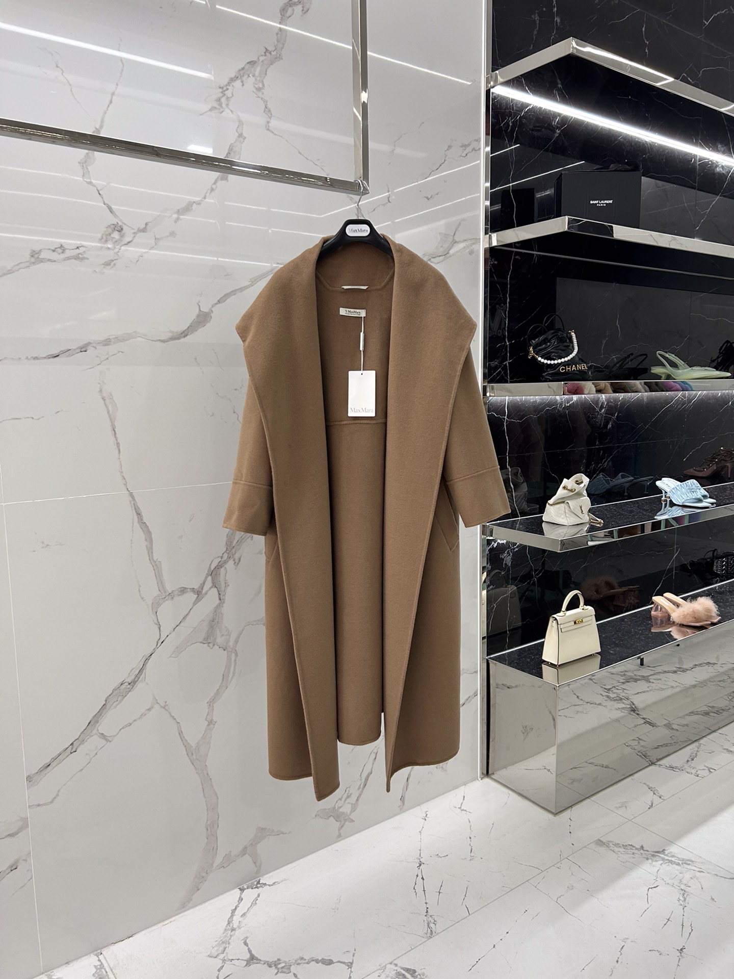 NO:637235,.S'Maxmara Winter camel hooded wool coat. (Designed with 100 sheep wool double-sided wool). Purely hand-stitched double-sided wool fabric. Wear it open and wear it in a French lazy casual old-money style. Wearing a belt gives you a unique style and highlights your curvy figure. The slit design on both sides also breaks the dullness and rigidity brought by your own clothes. It adds a touch of air and dynamic. The lazy feeling of the coat itself is also not provocative, and the upper body is swaying in the clothes.  The flesh is hidden in the clothes. That’s why so many noble ladies love him. The comfortable feeling of the golden proportion of the clothes fluttering in the wind is also one of his characteristics. The hooded design also adds a touch of exotic feeling. The details and splicing of the whole body are also very delicately processed. Code numbers 34, 36, 38, 40, Maxmara-clothing, gold, hats, alexander wang19860909.S‘Maxmara Winter 驼色连帽羊毛大衣.（采用100绵羊毛双面羊毛设计）.纯手工缝制双面羊毛面料 敞开穿法式慵懒的随意老钱风.系上腰带带给你独特的风情彰显凹凸有致的身材 两侧开叉设计也是打破本身衣服带来的沉闷和古板.更添一丝空气林动感 大衣本身的慵懒感 也是不挑人 上身人在衣中晃 肉在衣中藏.才会有这么多的贵妇钟情于他黄金比例衣长随风飘动的惬意感也是他的一个特点 带帽的设计也增加一丝异域感.整身细节和拼接处也是非常精致的处理 码数34、36、38、40,麦丝玛拉-服装,gold,hats,alexander wang,Women's clothing