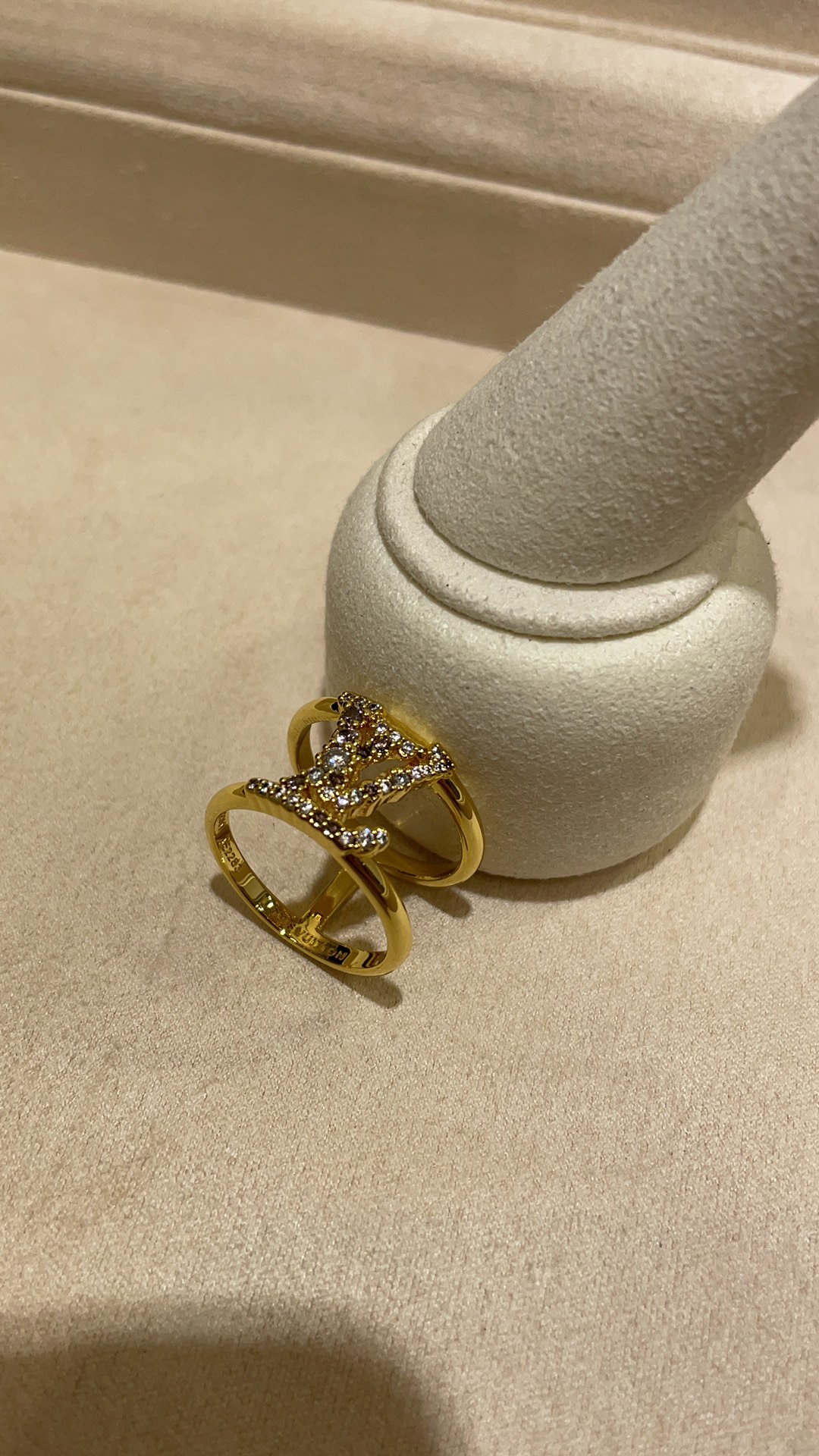 NO:635820,88180, arrived today with hollow letters. New white diamond and pink diamond letters double-layered hollow gold ring. The color matching of white diamond and pink diamond is really too young and reduces age. The hollow design looks light and unburdened and has a sense of design. It is very versatile for daily use. It is really noble to wear. Size 6-7-8. Customized Z version. Brass is thickly plated with real gold. Hand-set zircon, ring, Cartier high-end jewelry.1986090988180,今日到货镂空字母  新款白钻粉钻字母双层镂空金色戒指 白钻粉钻的配色真的太嫩了很减龄 镂空设计显得轻盈无负担就很有设计感 日常超百搭 佩戴上手真的非常显贵气 size尺码6-7-8 z版定制 黄铜厚镀真金 手工镶锆石,,ring,卡迪亚高端饰品,Jewelry