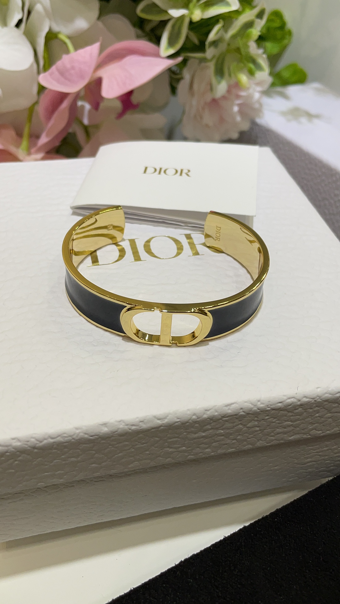 NO:632510,88220 arrived today in wide black enamel new gold CD letters black enamel open bracelet Gold CD letters1986090988220 今日到货宽版黑色 新款金色CD字母黑色珐琅开口手镯 金色CD字母X黑色珐琅 极简又有质感 开口设计佩戴太方便啦 时髦精必备 出门前随手一戴立马提升整体穿搭level z一致黄铜镀金,,bracelet,gold plating,卡迪亚高端饰品,Jewelry