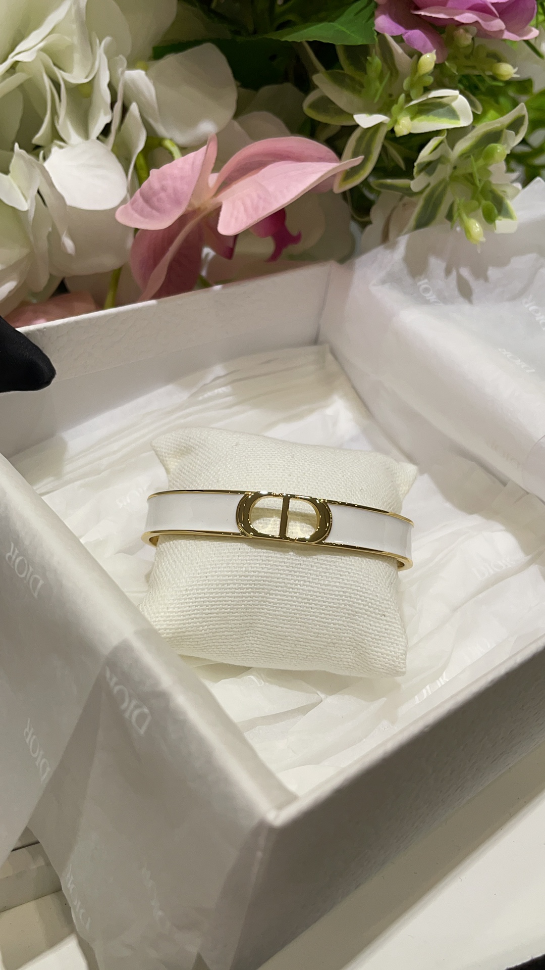 NO:632506,88200, Narrow version of white arrived today. New gold CD letter white enamel open bracelet. Gold CD letter1986090988200,今日到货窄版白色 新款金色CD字母白色珐琅开口手镯 金色CD字母X白色珐琅 清爽又有质感 开口设计佩戴太方便啦 时髦精必备 出门前随手一戴立马提升整体穿搭level z一致黄铜镀金,,bracelet,gold plating,卡迪亚高端饰品,Jewelry