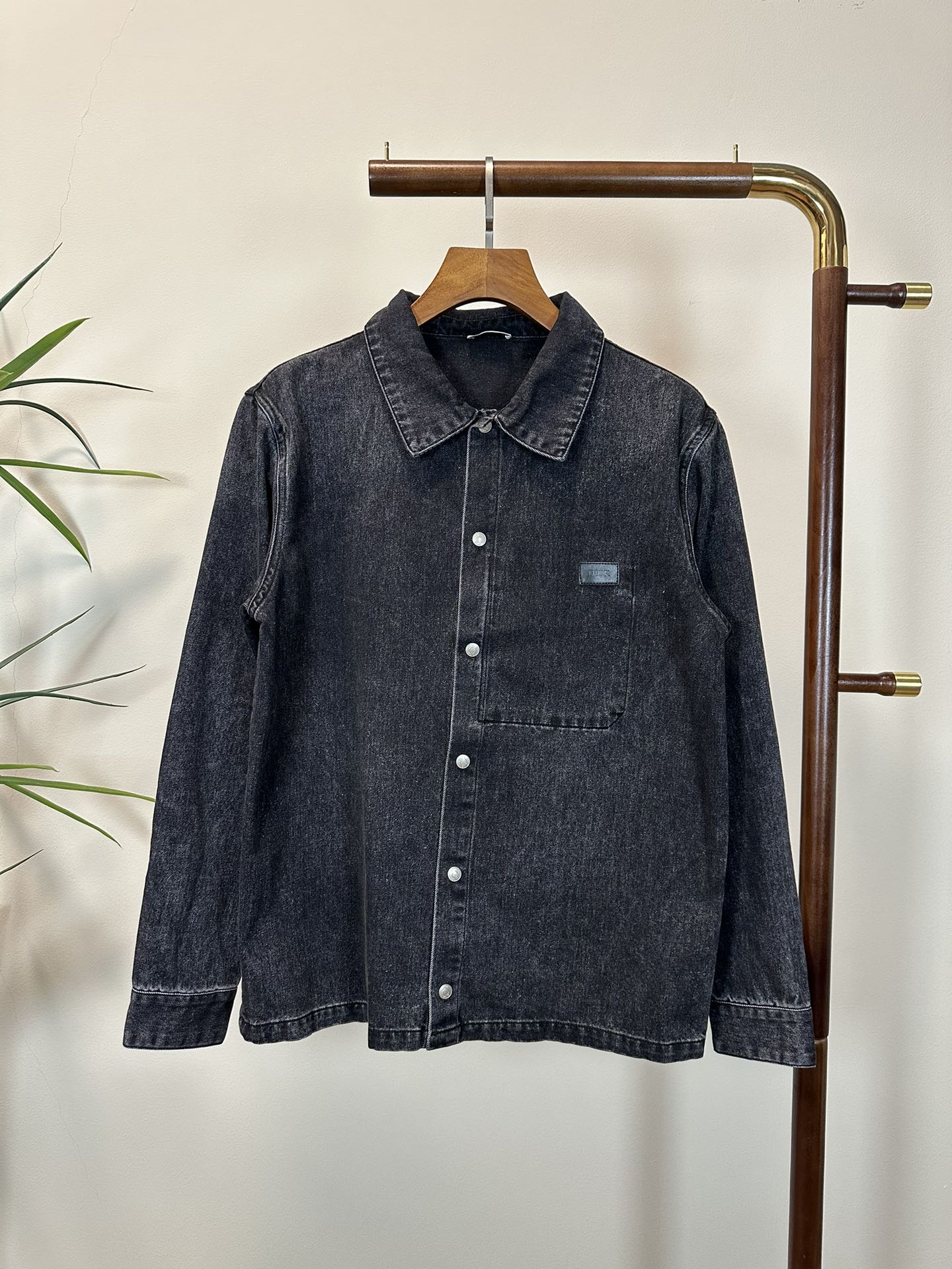 NO:513474,Dior exclusively offers the latest spring and autumn fashion denim shirts. A jacket with a classic design and great appearance is even more high-end quality that cannot be picked and controlled. You can buy it directly. It is not to be mistaken for! Through the detailed pictures, you can feel its powerful aura, and the warm-concentration effect is significant, so you don’t have to worry about the chill at all! It is both fashionable and functional, and the whole style looks more luxurious and elegant! Size M-XXL,,dior,dior,jackets & coats,shirts,alexander wang19860909Dior迪奥独家客供最新春秋时尚牛仔衬衫 经典设计感与颜值爆棚的外套,更是无法挑剔品控可以直接入手,不容过错的高端臻品！通过细节图片便可感受到它强悍的气场,聚温保暖效果显著,完全不用担心会有一点寒意！时尚与功能性兼备,整款显得更加的奢华大气！ 尺码M-XXL,,dior,dior,jackets & coats,shirts,alexander wang,Men's clothing