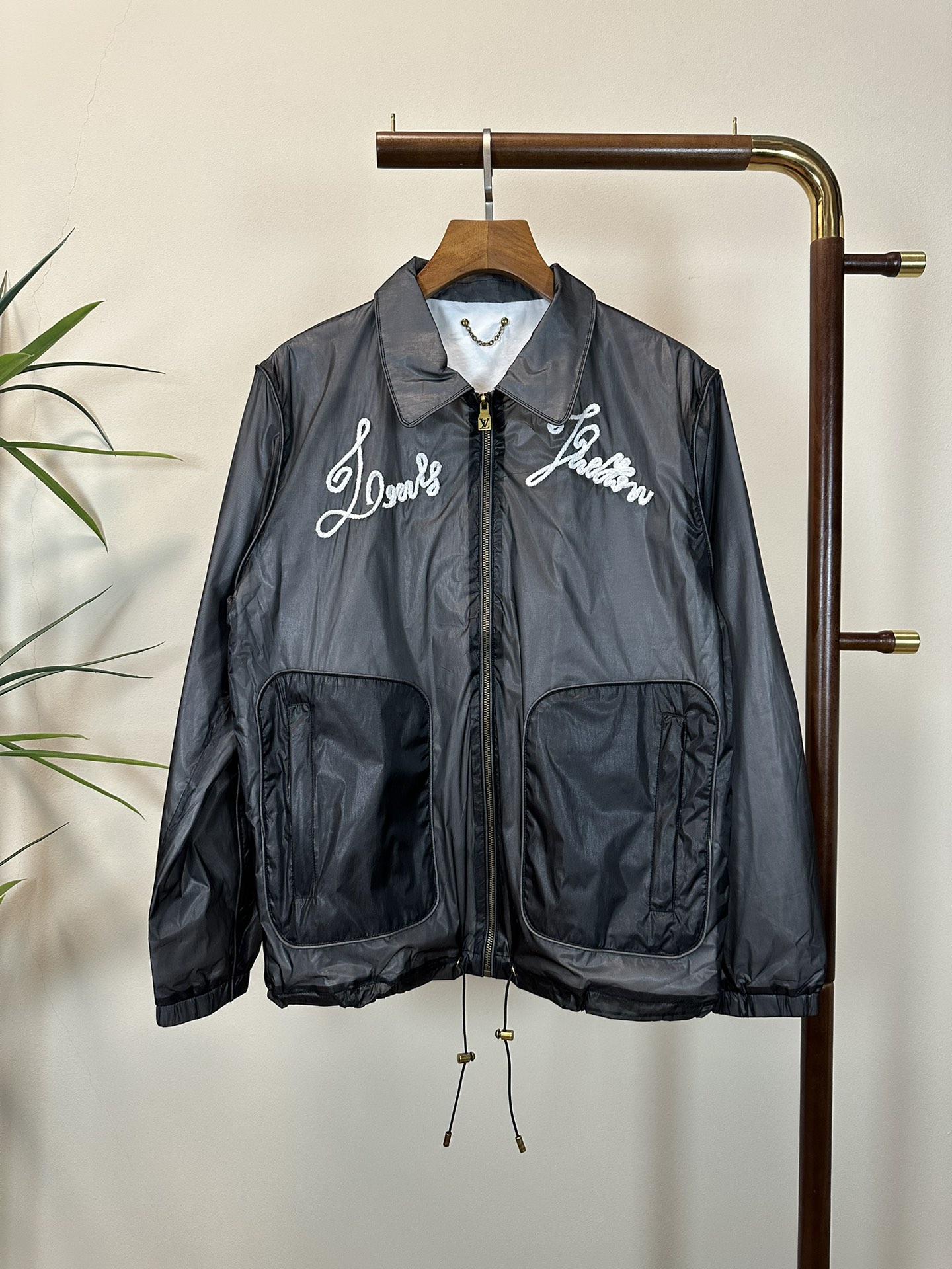 NO:141935,LV Donkey Brand exclusive customer supply latest spring and autumn fashion double-layer zipper jacket. A classic jacket with a strong sense of design and appearance is even more high-end quality that cannot be picked and can be purchased directly. It is not to be mistaken for! Through the detailed pictures, you can feel its powerful aura, and the warm-concentration effect is significant, so you don’t have to worry about the chill at all! It is both fashionable and functional, and the whole style looks more luxurious and elegant! Size M-XXL, louis vuitton,louis vuitton,jackets & coats,alexander wang19860909LV 驴牌独家客供最新春秋时尚双层纱拉链外套 经典设计感与颜值爆棚的外套,更是无法挑剔品控可以直接入手,不容过错的高端臻品！通过细节图片便可感受到它强悍的气场,聚温保暖效果显著,完全不用担心会有一点寒意！时尚与功能性兼备,整款显得更加的奢华大气！ 尺码M-XXL,,louis vuitton,louis vuitton,jackets & coats,alexander wang,Men's clothing