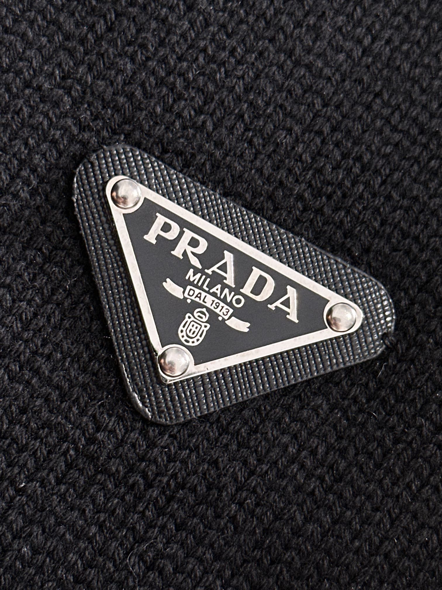P190 （顶级版本 区别通货）
PRADA  爆款再次回货 V领针织开衫高克重高密度高经典V领开衫重磅推荐的  真的很高级
微宽松修身版型顶级版本  天生的大牌气质
拿到手里就能感受出它的质感
全部对色定染高克重棉纱线  确保无色差
采用四空针织法  紧实又有质感
耐穿不变形不易起球
也具有柔软保暖的舒适感  单穿也不扎
想要层次感里面可以内搭衬衫T恤毛衣都可以
码数：S M L XL XXL （下单请报身高体重）
