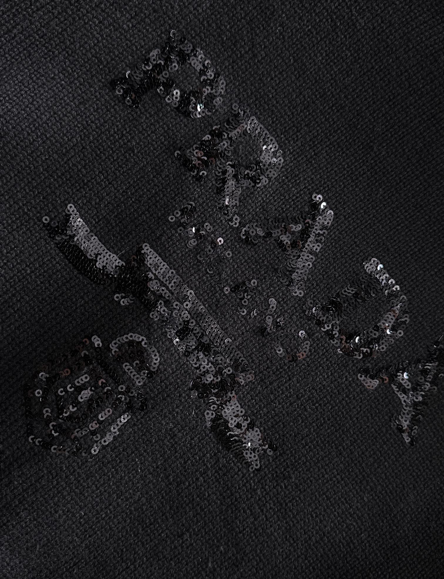 P190 （顶级版本 区别通货）
PRADA  爆款再次回货 V领针织开衫高克重高密度高经典V领开衫重磅推荐的  真的很高级
微宽松修身版型顶级版本  天生的大牌气质
拿到手里就能感受出它的质感
全部对色定染高克重棉纱线  确保无色差
采用四空针织法  紧实又有质感
耐穿不变形不易起球
也具有柔软保暖的舒适感  单穿也不扎
想要层次感里面可以内搭衬衫T恤毛衣都可以
码数：S M L XL XXL （下单请报身高体重）