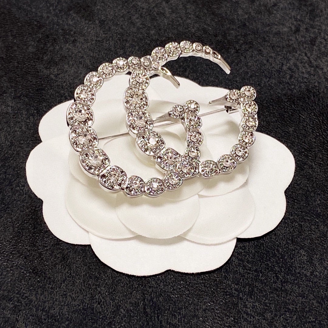 Gucci Collection: £110 Brooch Symbolizes Women’s Independence and Style