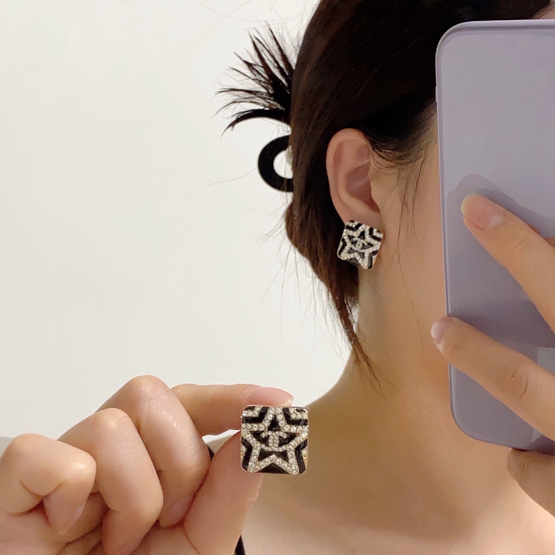 NO:106580,Recommended Chanel Chanel letter double C five-pointed star full diamond square earrings New product earrings A versatile everyday simple and practical, beautiful, authentic counter, excellent thickness, excellent texture, 9.25 silver needle photography and vacation, a very good look, jewelry, chanel, chanel, earrings19860909爆款推荐香奈儿Chanel字母双C五角星满钻正方形耳钉 新品耳环 日常百搭的一款 简单实用 美美哒 专柜正品一致 厚度赞 质感超赞 9.25银针拍照度假非常好看的一款,饰品精品,chanel,chanel,earrings,Jewelry