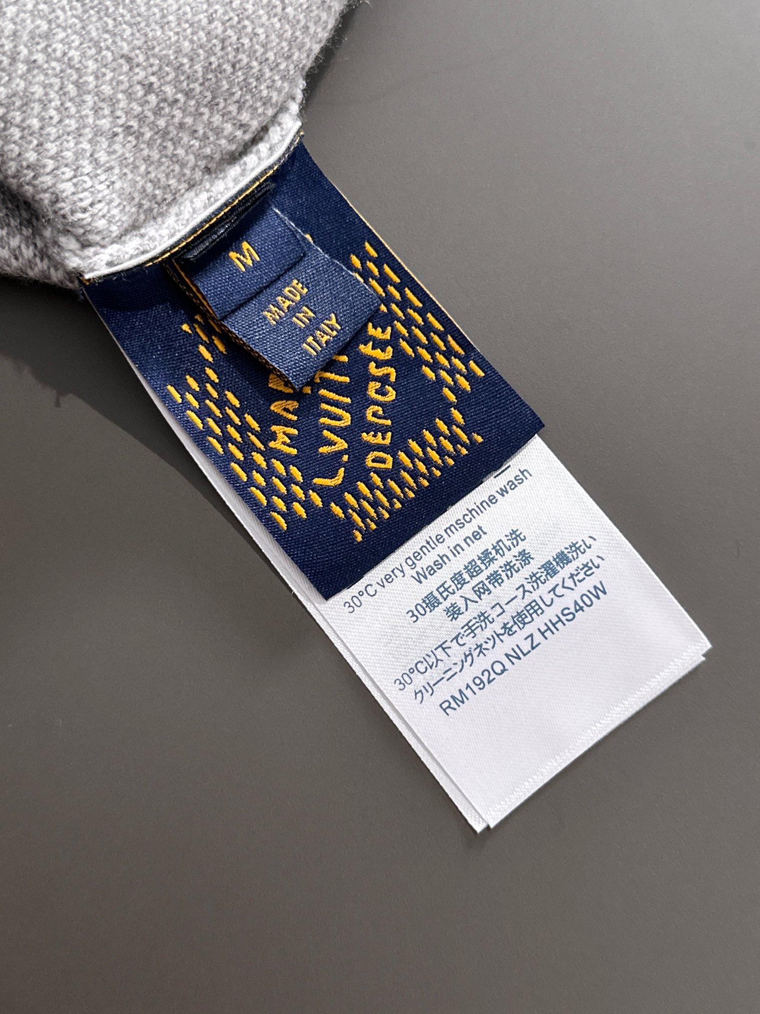 1V 25SS菱形格纹羊绒毛衣针织衫必入款～ 超爱的学院风菱格纹设计每一个单品都是今年的爆款 采用羊毛混