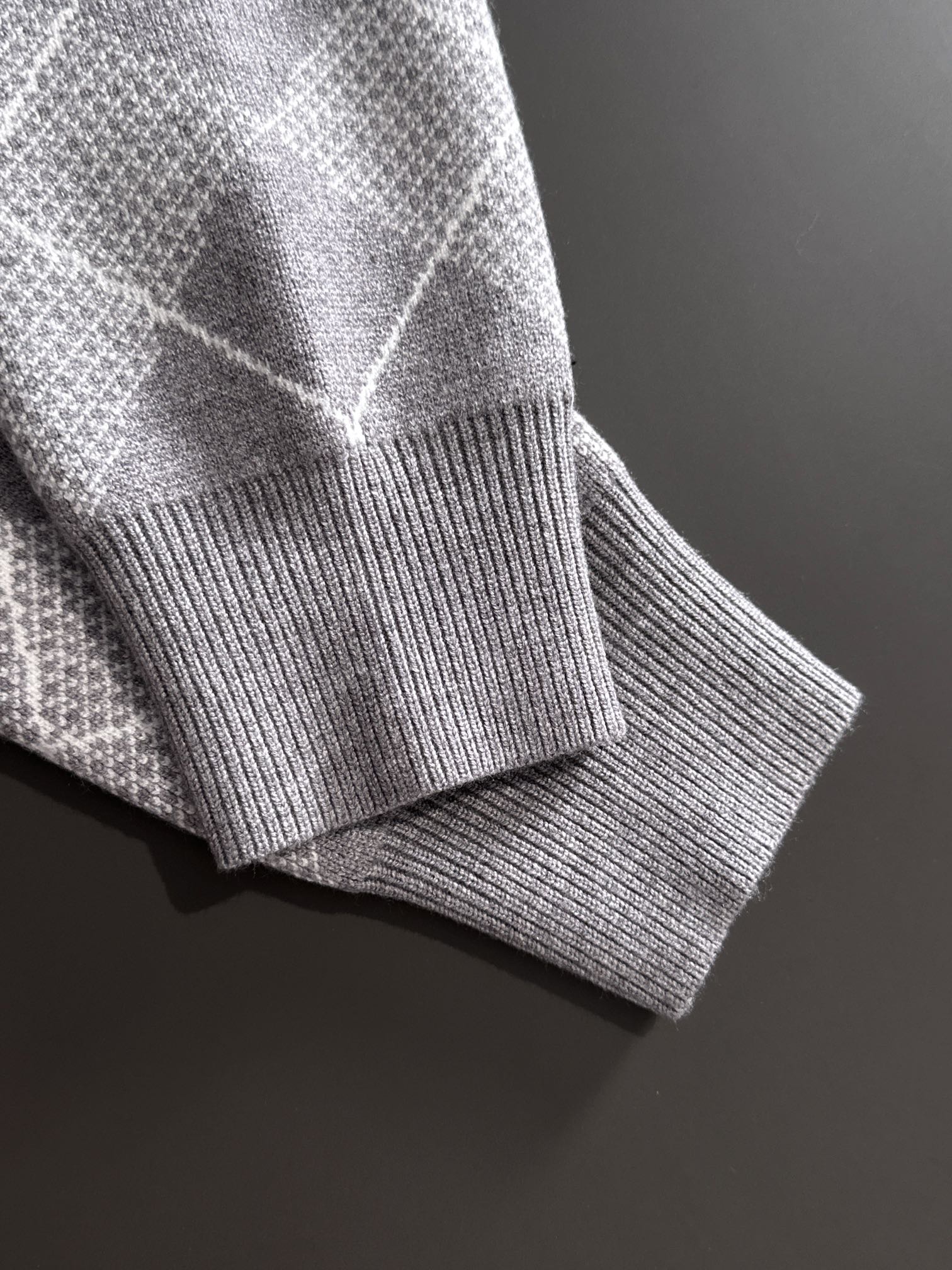 1V 25SS菱形格纹羊绒毛衣针织衫必入款～ 超爱的学院风菱格纹设计每一个单品都是今年的爆款 采用羊毛混