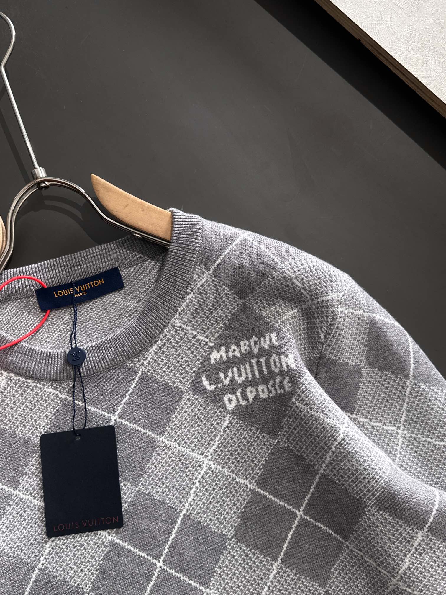 1V 25SS菱形格纹羊绒毛衣针织衫必入款～ 超爱的学院风菱格纹设计每一个单品都是今年的爆款 采用羊毛混