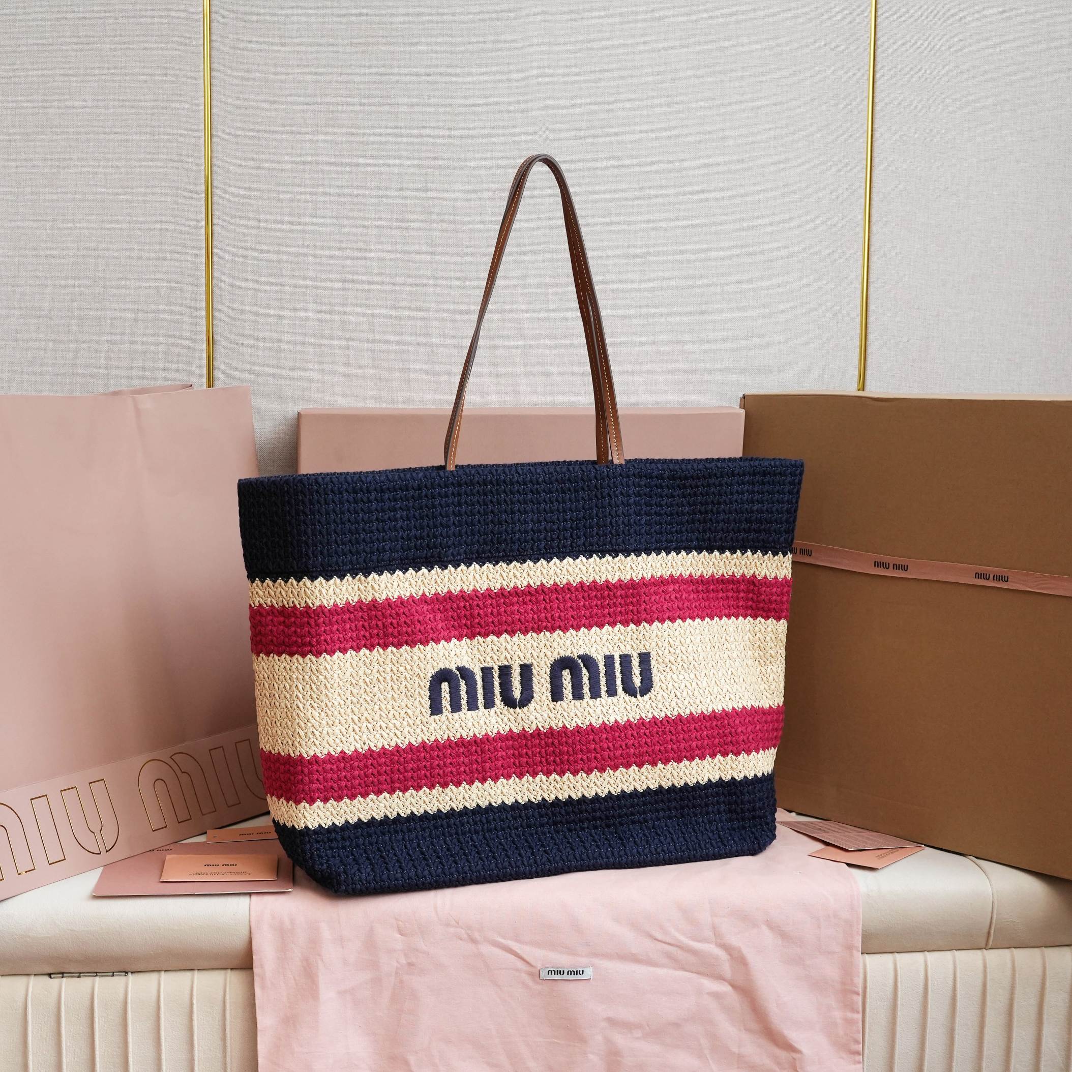 NO:406690,5BG228, the only quality of the market, the iconic MiuMiu embroidery on the front, the cotton fabric, ultra-light, super large capacity, must-have for travel, suitable for all seasons, the physical objects are super invincible, size 40X34X16cm, MIUMIU, miumiu198609095BG228,市场唯一对版品质,正面标志性MiuMiu刺绣,棉布里内,超轻,容量超大,出游必备,一年四季都适用,实物超级无敌美,尺寸40X34X16cm,MIUMIU,miumiu,Bag