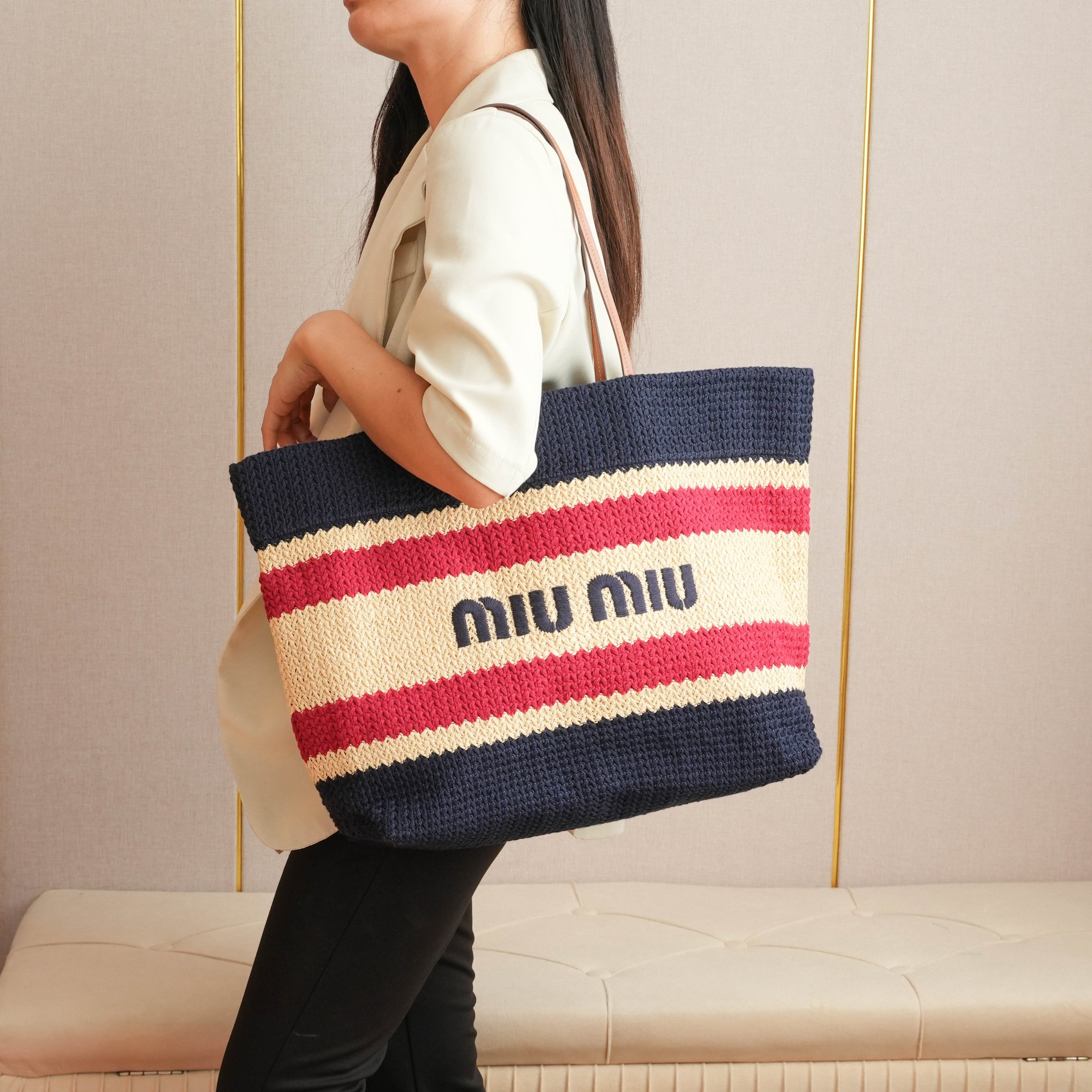 NO:406693,5BG (three-color dark blue) upper body effect reference, MIUMIU, miumiu198609095BG（三色深蓝） 上身效果参考,MIUMIU,miumiu,Bag