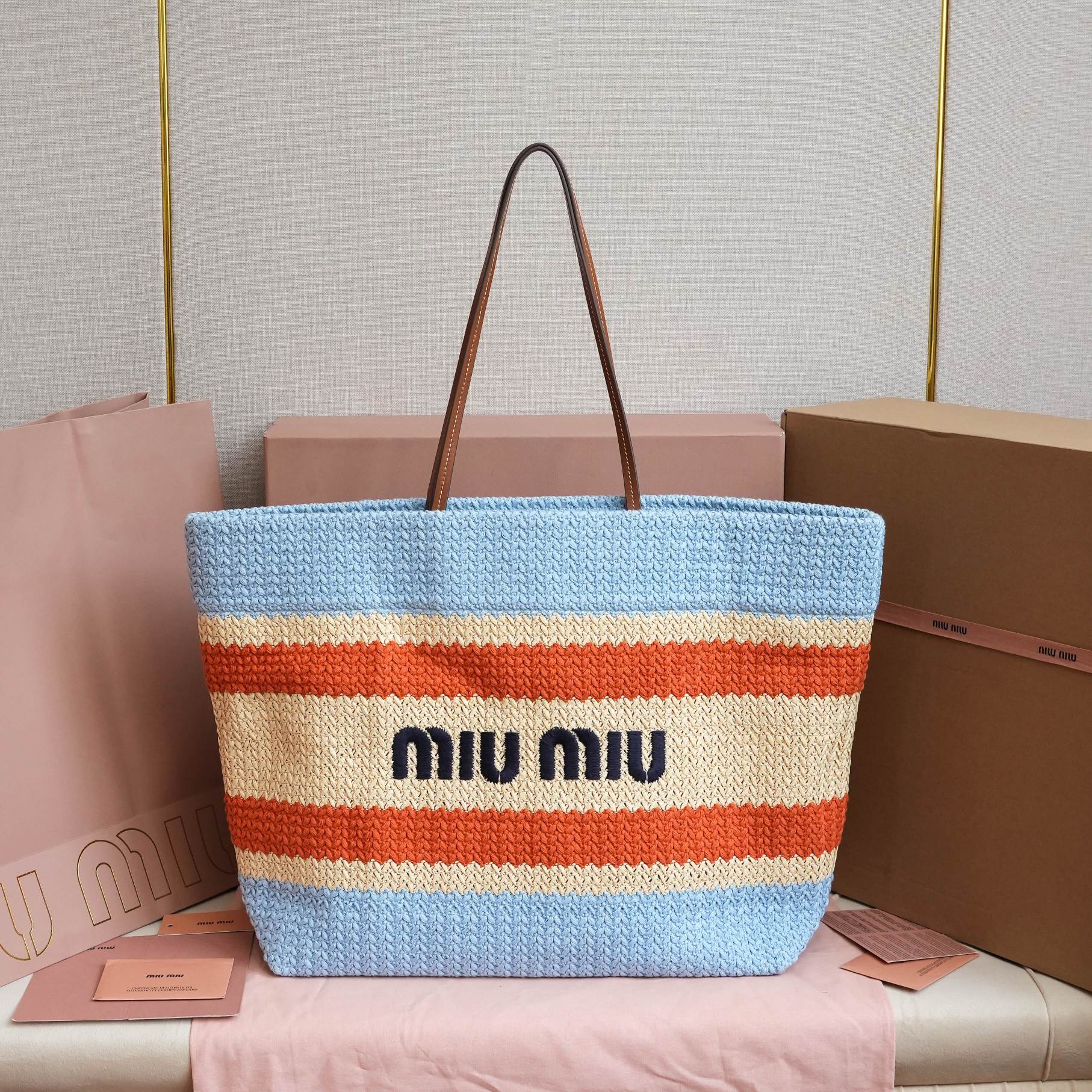 NO:406695,5BG228, the only quality of the market, the iconic MiuMiu embroidery on the front, the cotton fabric, ultra-light, super large capacity, must-have for travel, suitable for all seasons, the physical objects are super invincible, size 40X34X16cm, MIUMIU, miumiu198609095BG228,市场唯一对版品质,正面标志性MiuMiu刺绣,棉布里内,超轻,容量超大,出游必备,一年四季都适用,实物超级无敌美,尺寸40X34X16cm,MIUMIU,miumiu,Bag