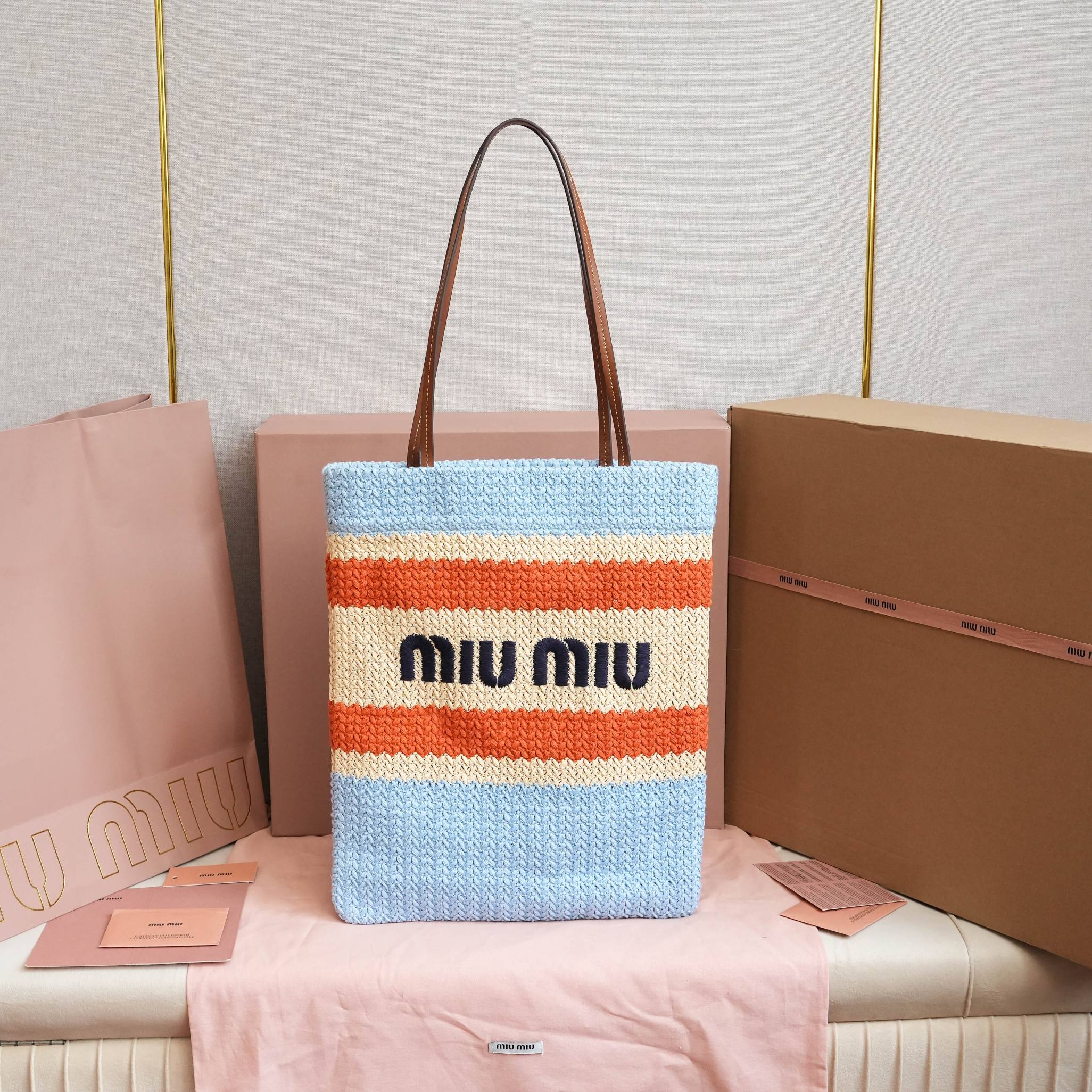 NO:406688,5BG248, the new front iconic MiuMiu embroidery, cotton cloth, ultra light, super large capacity, small size vertical version has higher adaptability, and is an excellent choice for work, commuting and traveling. It is suitable all year round. The physical objects are super invincible and beautiful. Size 30X38cm, MIUMIU, miumiu198609095BG248,新正面标志性MiuMiu刺绣,棉布里内,超轻,容量超大,小尺寸竖版适配度更高,上班通勤外出旅游都是绝佳的选择,一年四季都适用,实物超级无敌美,尺寸30X38cm,MIUMIU,miumiu,Bag