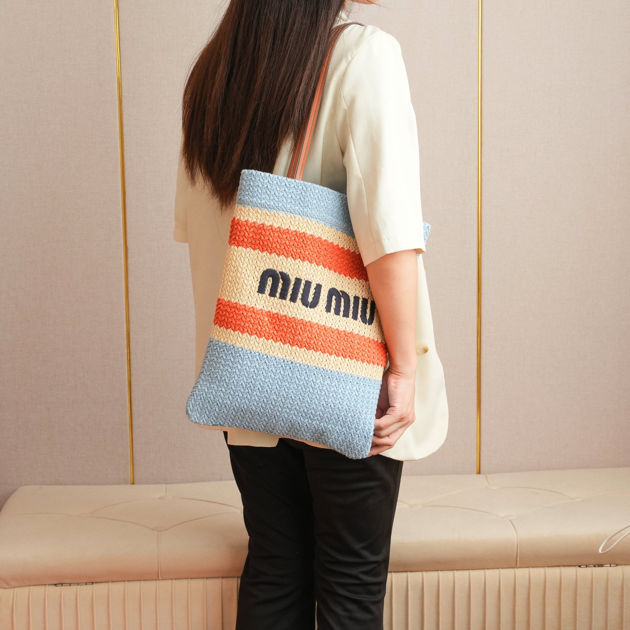 NO:406691,5BG (three-color light blue) upper body effect reference, MIUMIU, miumiu198609095BG（三色浅蓝） 上身效果参考,MIUMIU,miumiu,Bag