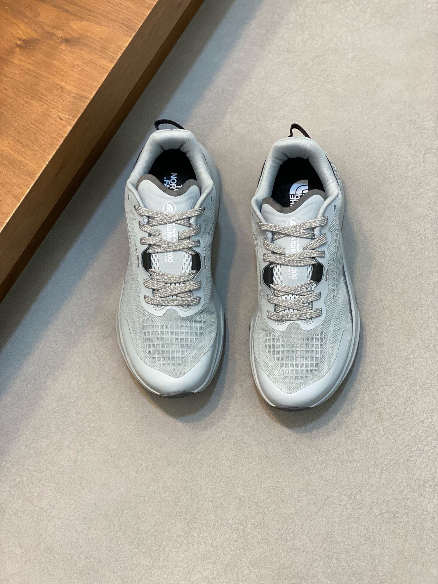 NO:217392,Dongguan Factory Men's North Face VECTIV trail running shoes hiking 3D mesh upper has both breathability and durability, and is light and comfortable to wear, functional TPU patches, toe and body use seamless TPU patches, which have good support and protection. The soft tongue can effectively reduce slippage, enhance comfort and fit VECTIVTMM 3D Full-pallet Pallet innovative 3D VECTIV Full-pallet Pallet locks the sole of the foot and maintains a stable pace. VECTIV curved roller midsole curved roller midsole optimizes the ground contact posture, reduces the impact force of the foot, and brings strong propulsion. Size: 39 40 40.5 41 42 42.5 43 44 44.5 45,,The North  Face19860909莞厂 男款北面(The North Face)VECTIV越野跑鞋徒步3D 网布鞋面透气性与耐久性兼具,穿着轻便舒适不闷脚功能性TPU贴片鞋头及鞋身采用无缝TPU贴片,具有良好的支撑性和防护性. 柔软鞋舌可有效减少滑落,增强舒适性和贴合性VECTIVTMM 3D 全掌承托板创新性3D VECTIV 全掌承托板锁定足底,保持稳定步伐. VECTIV弧形滚轴中底弧形设计的滚轴中底,优化触地姿势,降低足部冲击力,带来强进推进力. 码数:39 40 40.5 41 42 42.5 43 44 44.5 45,,The North Face,Men's shoes