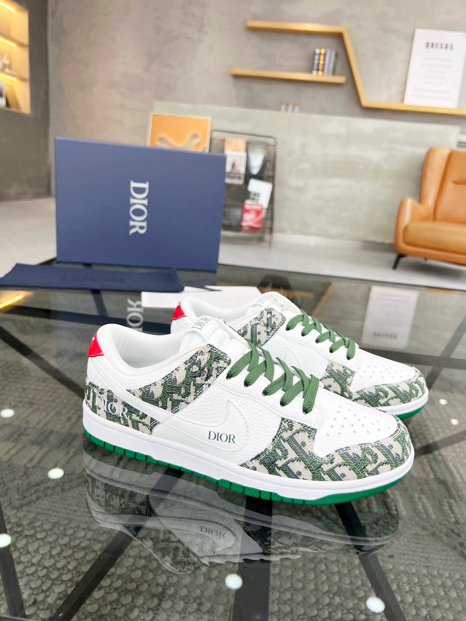 NO:219351,Brand DIOR color original color matching, code number 38-45 customized 46 price Material Dior counter new casual shoes!  High-quality Dior/ Nike AIR top-level co-branded version, the shoe is made of selected calfskin, and the shoe body is made of milky white cowhide. The crystal outsole is printed with the Dior logo to highlight the identity of the sneakers. The original version is purchased with the top replica, and the details are absolutely perfect!  Welcome to compare Dior casual shoes, dior, dior, cowhide19860909品牌DIOR 颜色原版配色 码数38-45定做46 价格 材质迪奥专柜新品休闲鞋！高品质 Dior/ Nike AIR顶级 联名正确版本,鞋款采用精选小牛皮制成,鞋身由乳白色牛皮拼接组成.水晶大底分别印有Dior徽标以彰显球鞋的身份 原版购入顶级复刻,细节绝对满分！欢迎对比,Dior休闲鞋,dior,dior,cowhide,Men's shoes