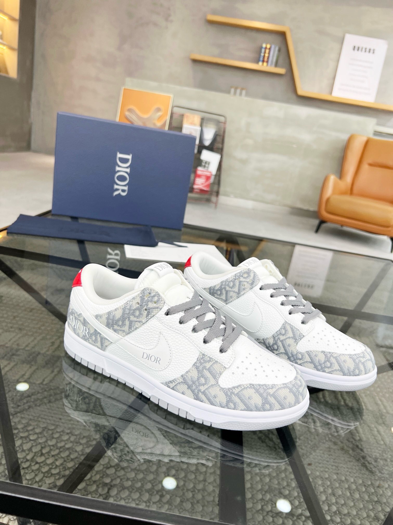 NO:217566,Brand DIOR color original color matching, code number 38-45 customized 46 price Material Dior counter new casual shoes!  High-quality Dior/ Nike AIR top-level co-branded version, the shoe is made of selected calfskin, and the shoe body is made of milky white cowhide. The crystal outsole is printed with the Dior logo to highlight the identity of the sneakers. The original version is purchased with the top replica, and the details are absolutely perfect!  Welcome to compare Dior casual shoes, dior, dior, cowhide19860909品牌DIOR 颜色原版配色 码数38-45定做46 价格 材质迪奥专柜新品休闲鞋！高品质 Dior/ Nike AIR顶级 联名正确版本,鞋款采用精选小牛皮制成,鞋身由乳白色牛皮拼接组成.水晶大底分别印有Dior徽标以彰显球鞋的身份 原版购入顶级复刻,细节绝对满分！欢迎对比,Dior休闲鞋,dior,dior,cowhide,Men's shoes