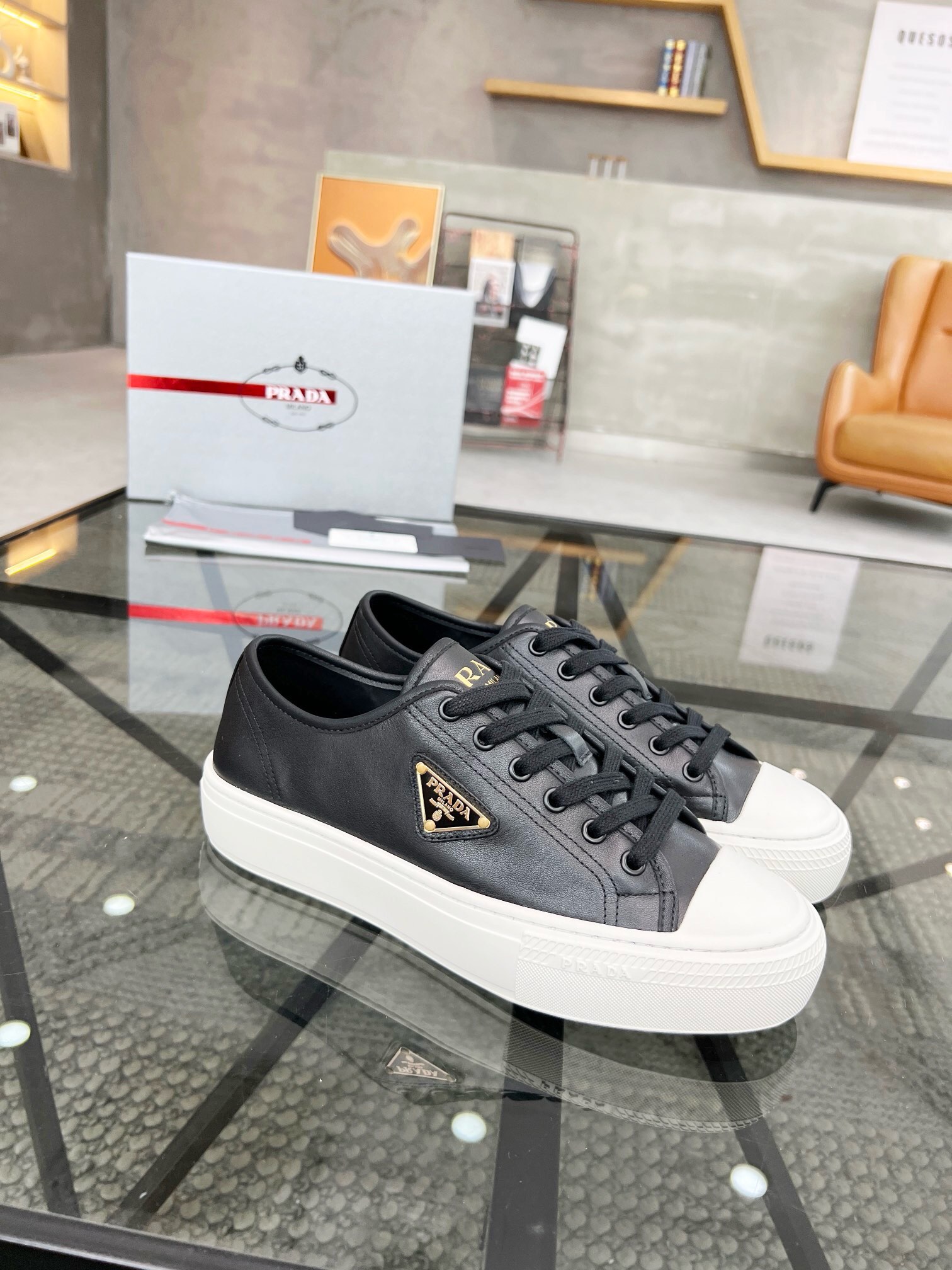 NO:219123,Brand P R A D A Color Original Color Pair Number 39-44 Customized 38.45 Price Material Prada New Product Original Single-Custom Low-top Casual Sports Shoes!  The upper is made of original cowhide with cowhide inner lining. The original molded sole of cowhide is made of high quality. Prada, prada, sneakers, cowhide19860909品牌P R A D A 颜色原版配色 码数39-44定做38.45 价格 材质普拉达新品原单货低帮休闲运动鞋！鞋面采用原版牛皮搭配牛皮内里 牛皮垫脚原版开模大底、高品质值得拥有,普拉达,prada,sneakers,cowhide,Men's shoes
