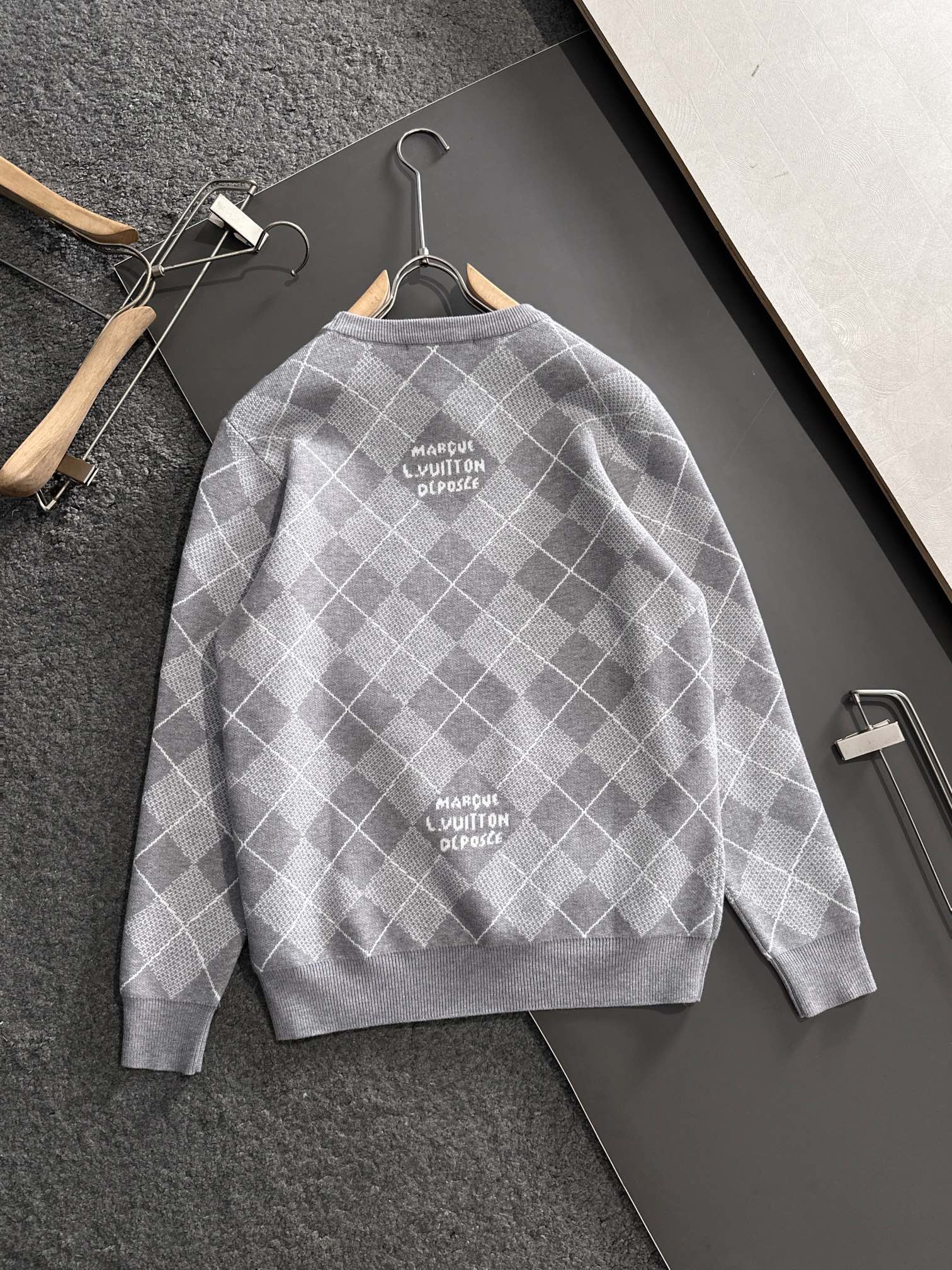 1V 25SS菱形格纹羊绒毛衣针织衫必入款～ 超爱的学院风菱格纹设计每一个单品都是今年的爆款 采用羊毛混
