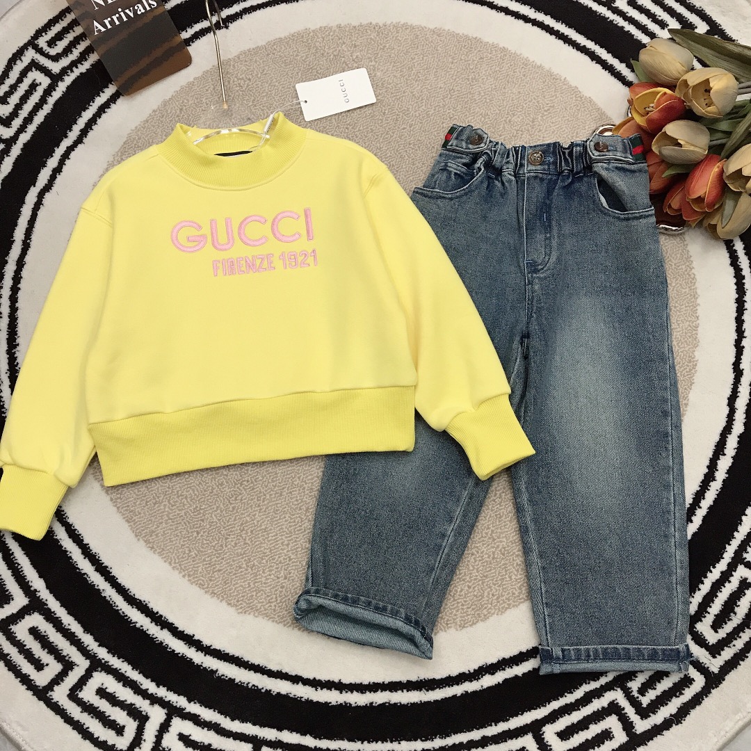 De haute qualité en ligne
 Gucci Vente
 Vêtements Jeans Culottes & Pantalons Sweatshirts Jaune clair Couleur rose Broderie de fleurs Coton Série hiver Fashion