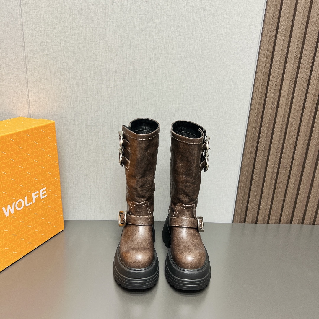 NO:493873,: 'Exclusive Top Version' nakedwolf*24vs autumn latest show Hentiangao waterproof platform fashion boot series... [Sponge cake thick sole mid-boot] nakedwolf*e Nedwolf is a London fashion designer brand. It is well-known for its wolf head. It is famous for its thick and crisp design. It is committed to creating bold and avant-garde shoes. This fashion boot is the master of the Naedwolf family. The original mold is opened, and the details are restored... Upper: Original custom-made top layer cowhide Inner: Custom fabric Fighting: Custom sheepskin Outsole: Custom rubber foamed sole Heel height: 6.5cm Size: 35-39 (40.41 custom-made non-return) Packaging: Original full package Color: black, boots, boots, cowhide, sheepskin19860909:《独家顶级版本》 nakedwolf*24vs秋季最新秀场恨天高防水台时装靴系列……【松糕厚底中靴】 nakedwolf*e 耐德·沃夫是一家伦敦时装设计师品牌,狼头的知名标识,在奢侈品界享有盛誉,以厚实而挺括的设计著称,致力于打造大胆前卫的鞋履,这一款时装靴更是耐得·沃夫家族中的集大成者,原版开模,1:1细节还原…… 鞋面:原版定制头层牛皮 内里:定制布料 垫脚:定制羊皮 大底:定制橡胶发泡大底 跟高:6.5cm 码数:35-39（40.41定制不退换） 包装:原版全套包装 颜色:黑色,靴子,boots,cowhide,sheepskin,Women's Shoes