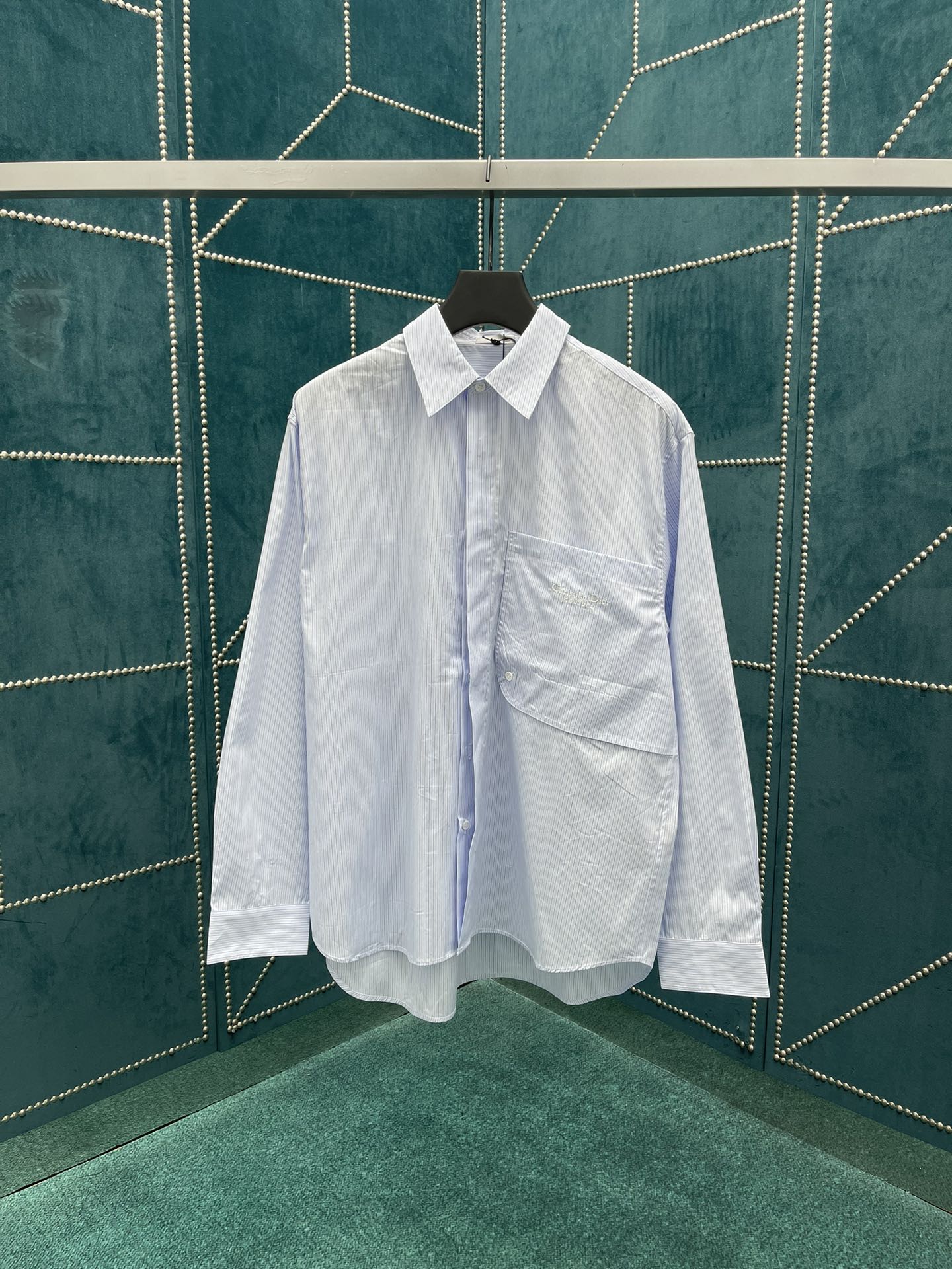 NO:413024,Dior's new shirt is a new product in the 2024 winter men's clothing series, fashionable tailoring, highlighting the workwear style. It is carefully crafted with light blue striped cotton poplin, and the chest pocket is embroidered with Christian Dior Couture embroidery. The super large version creates a casual style. The number of yards is 38.39.40.41.,,dior,dior,shirts,alexander wang19860909迪奥 新款衬衫是二零二四冬季男装系列新品,时尚剪裁,彰显工装风格.采用淡蓝色条纹棉府绸精心制作,胸前口袋点缀以 Christian Dior Couture 刺绣.超大版型,打造休闲风范. 码数38.39.40.41.,,dior,dior,shirts,alexander wang,Men's clothing