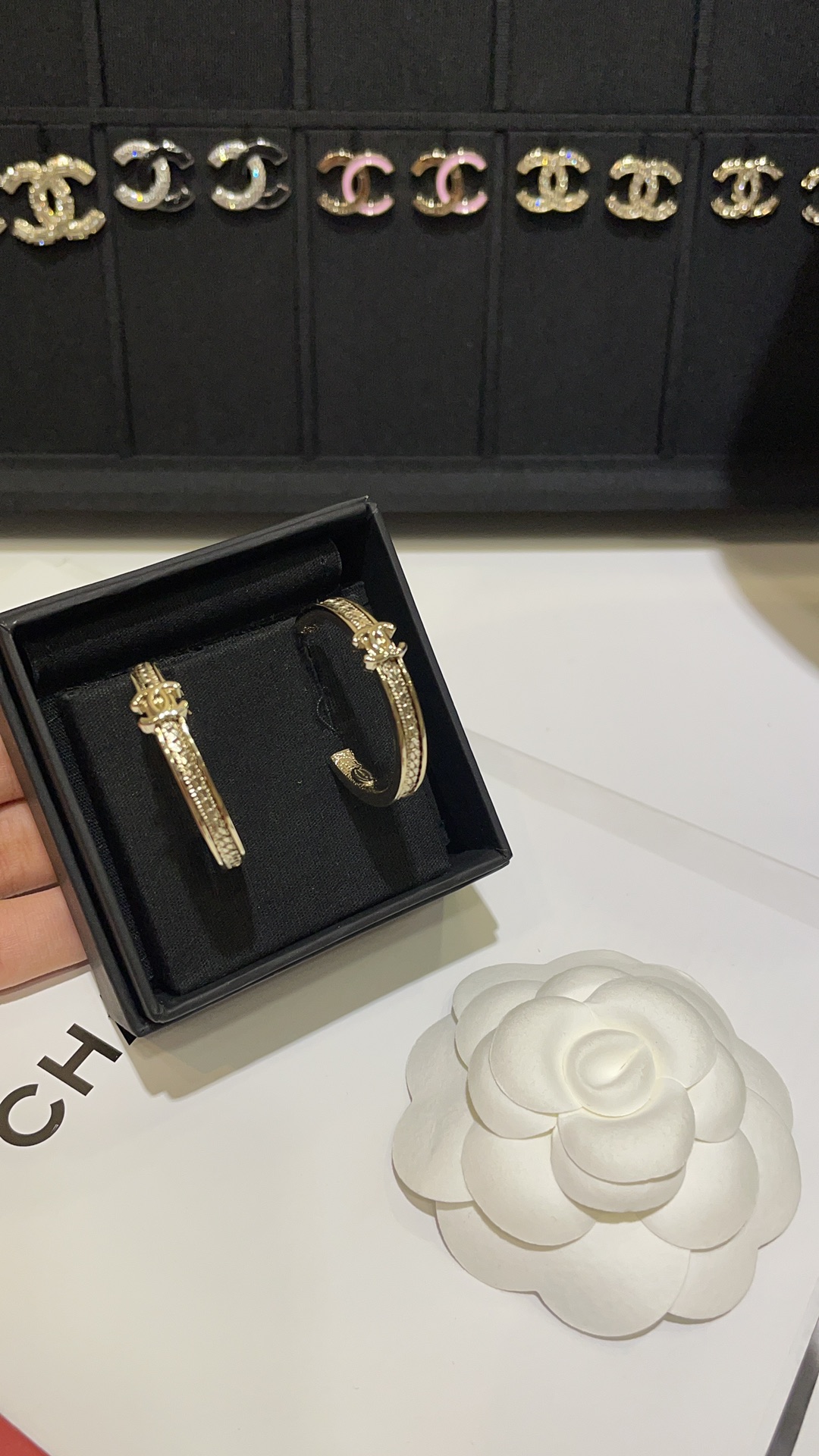 NO:102102,Today's new small earrings, 24B new gold double C snake bone chain ring large earrings, snake bone chain metal pattern earrings are too fashionable, simple, very high-end, light gold, very gentle, everyday wear is very versatile, hot girls, white and rich beauties, Chanel earrings, chanel, earrings19860909今日新品小号耳圈 24B新款金色双C蛇骨链圆圈大耳环 蛇骨链金属花纹耳圈设计太时髦了 简简单单非常高级淡淡的金色很温柔 日常佩戴很百搭 辣妹白富美们必入,香奈儿耳钉,chanel,earrings,Jewelry