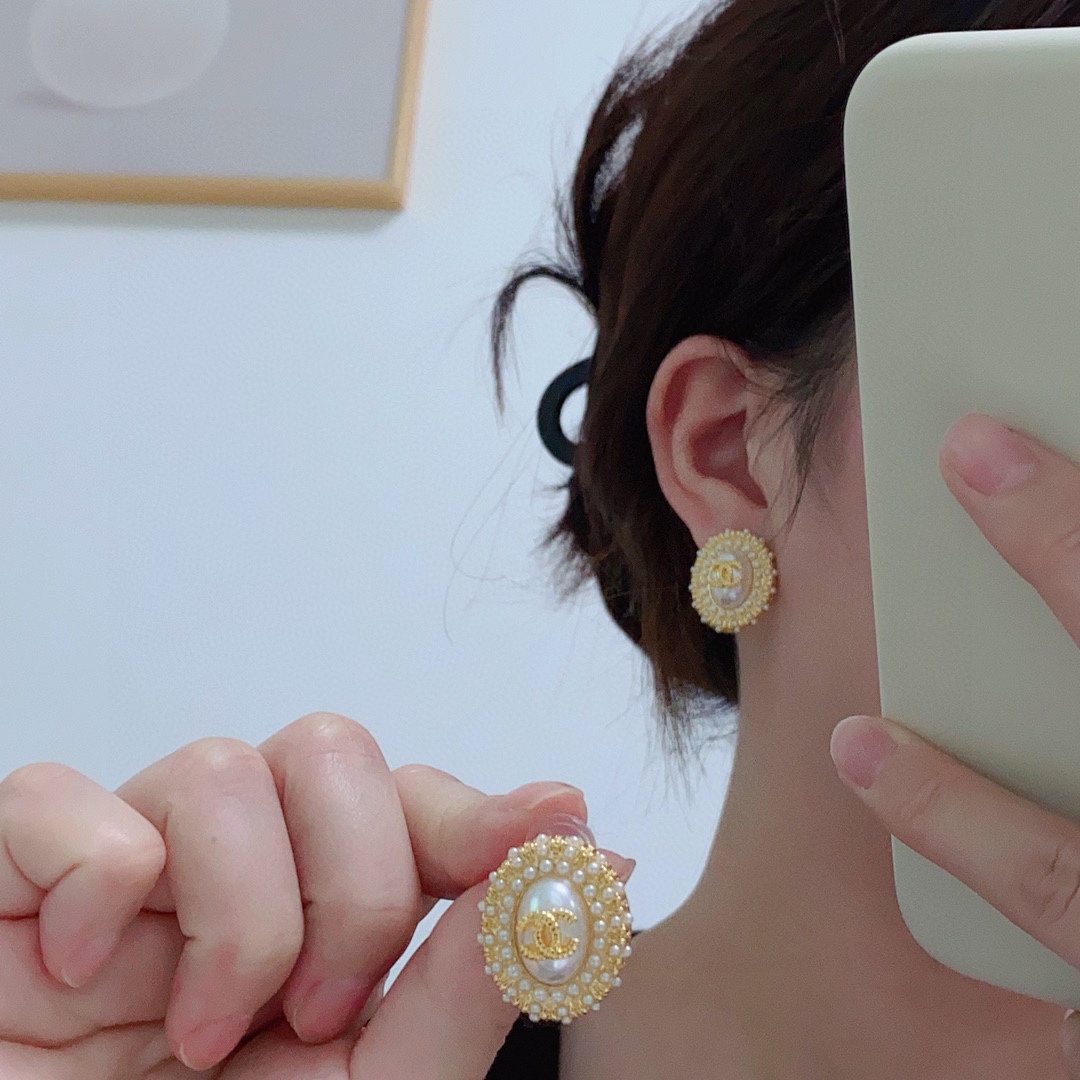 NO:106582,Popular hot selling, popular good goods official website, new Xiaoxiang double C letters inlaid with Xiaomi pearl earrings, Ch@nel original version, the same original order!  Every detail is comparable to the authentic counters. The only one in the industry in the world buys authentic versions, the latest models, jewelry boutiques, earrings19860909人气热卖抢手好货官网新款小香双C字母镶小米珍珠耳钉耳环Ch@nel原版一摸一样的原单货！每一个细节媲美专柜正品,业内仅此一家全世界专柜自购正品打版,最新款,饰品精品,earrings,Jewelry