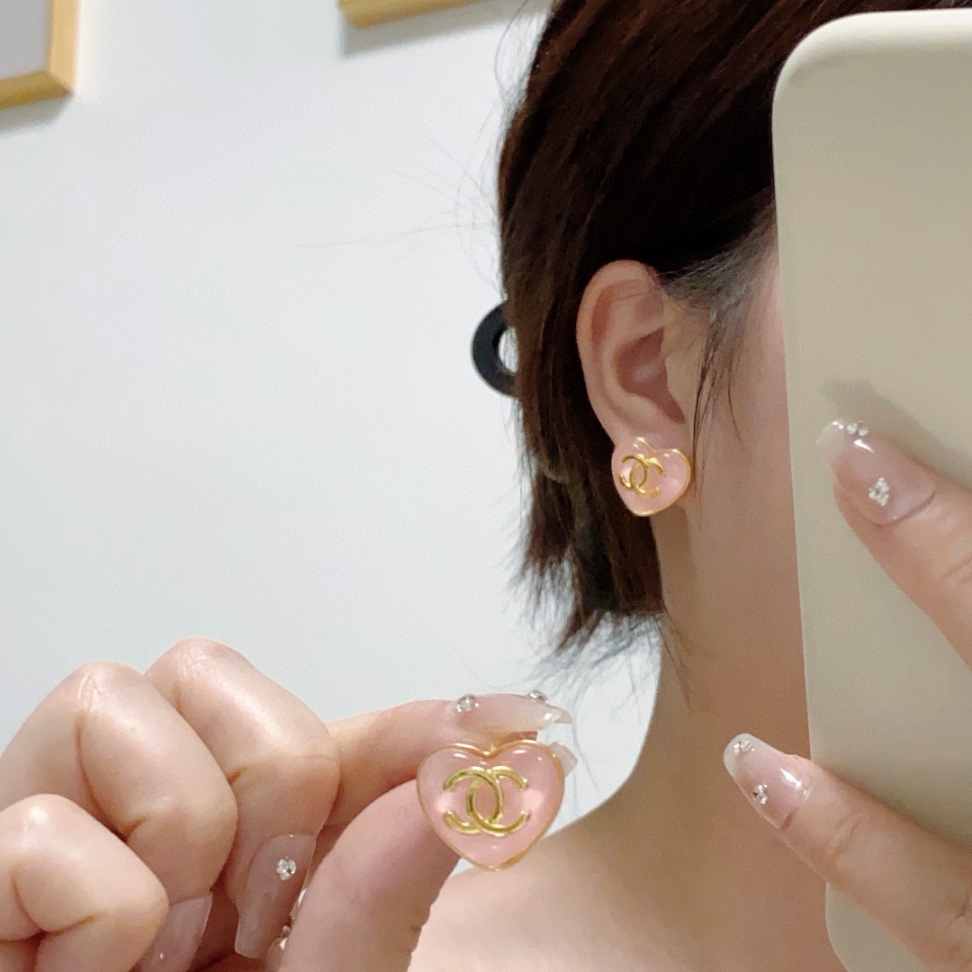 NO:106440,Chanel Chanel letter double C love pink, off-white spring and summer color new earrings. Beauty can never beat the classic. Chanel in the golden age is the most classic.  It is also the most delicious woman, independent, elegant, charming, intellectual, retro, luxurious, not complicated, classic and versatile, simple but not simple!  925 silver needle earrings, jewelry quality, chanel, chanel, earrings, gold19860909Chanel香奈Chanel字母双C爱心粉色、米白色春夏彩色新款耳钉 美丽永远敌不过经典 黄金时期的香奈就是最经典．也是最有味道的 女人独立优雅魅力知性复古奢华不繁复 双C经典百搭 简约不简单！925银针耳环,饰品精品,chanel,chanel,earrings,gold,Jewelry