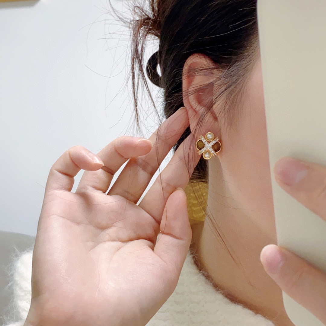 NO:106446,The new niche ins style diamond-set with natural tiger eye stone earrings is really super beautiful. The design is simple, but the wearing effect is good. Even the small earlobe like me is very okzp brass material. The upper ear is super elegant, the jewelry is boutique, earrings19860909新款小众ins风镶钻搭配天然虎眼石耳钉这款耳环真的超级美看着设计简单但是佩戴效果好看到爆就连我这种小耳垂的也很okzp黄铜材质 上耳超气质优雅,饰品精品,earrings,Jewelry