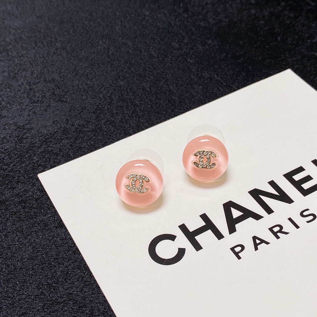 NO:106448,New Chanel Xiaoxiang Double C Simple Summer Jelly Light Pink Diamond Small Earrings This earring is really super beautiful. It looks simple in design but has a good wearing effect. Even the small earlobe like me is very okzp brass material. The upper ear is super elegant and elegant, the jewelry is boutique, chanel, earrings19860909新款 Chanel 小香双C简约夏季果冻浅粉色镶钻小耳钉这款耳环真的超级美看着设计简单但是佩戴效果好看到爆就连我这种小耳垂的也很okzp黄铜材质 上耳超气质优雅,饰品精品,chanel,earrings,Jewelry