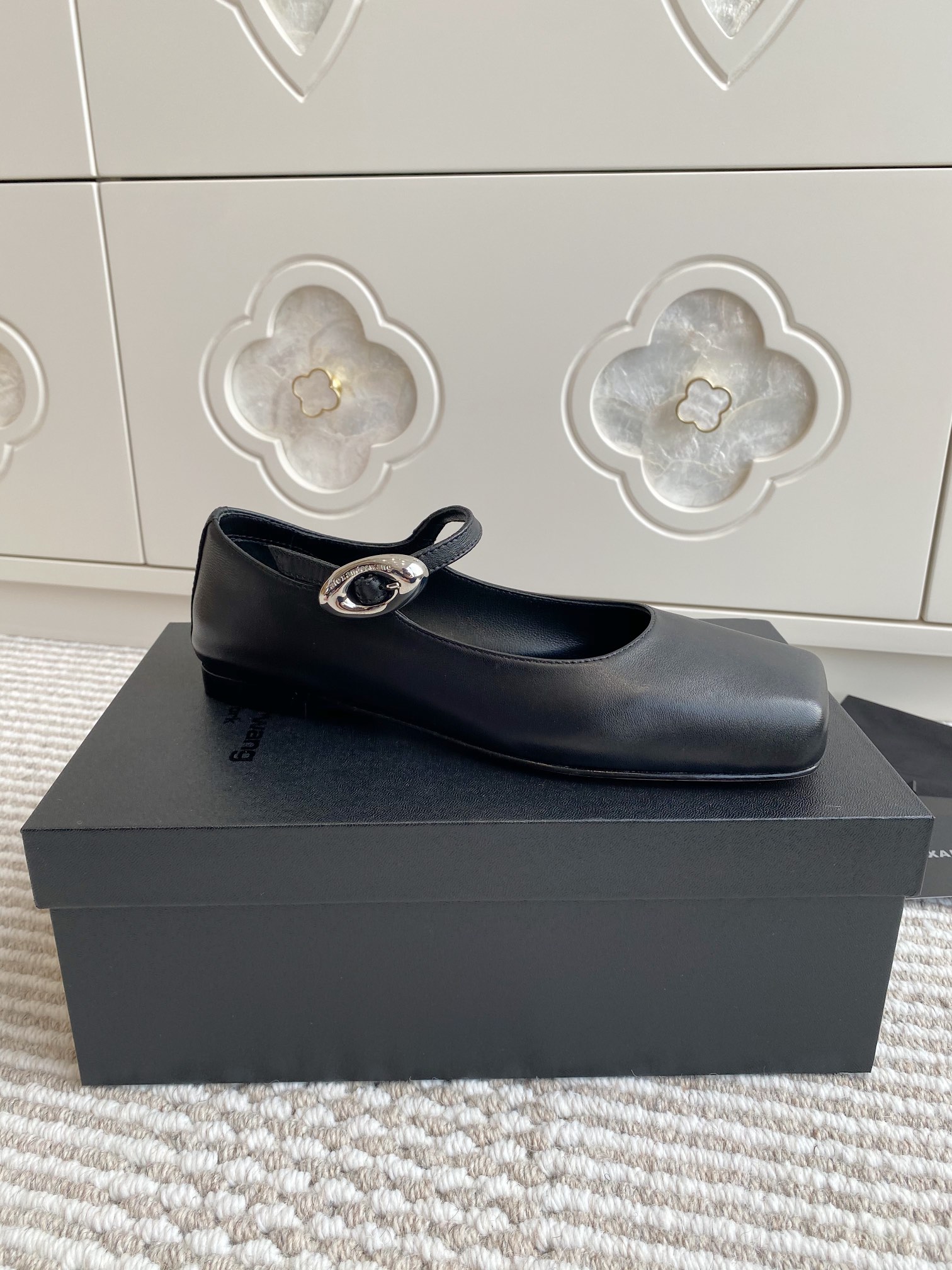 “High-Quality Sheepskin Shoes by Alexander Wang: Versatile Designs and Premium Materials” - 图片 4