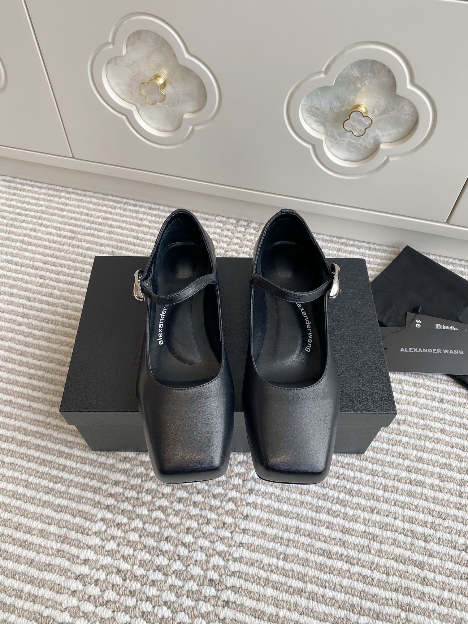 “High-Quality Sheepskin Shoes by Alexander Wang: Versatile Designs and Premium Materials” - 图片 2