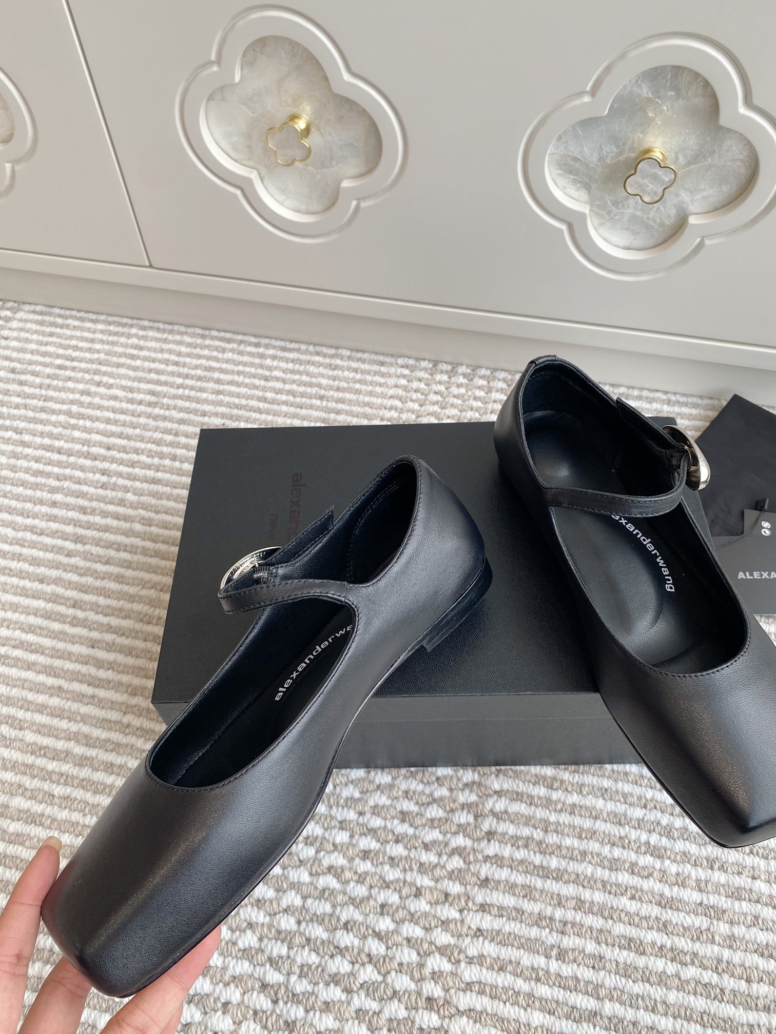 “High-Quality Sheepskin Shoes by Alexander Wang: Versatile Designs and Premium Materials” - 图片 3