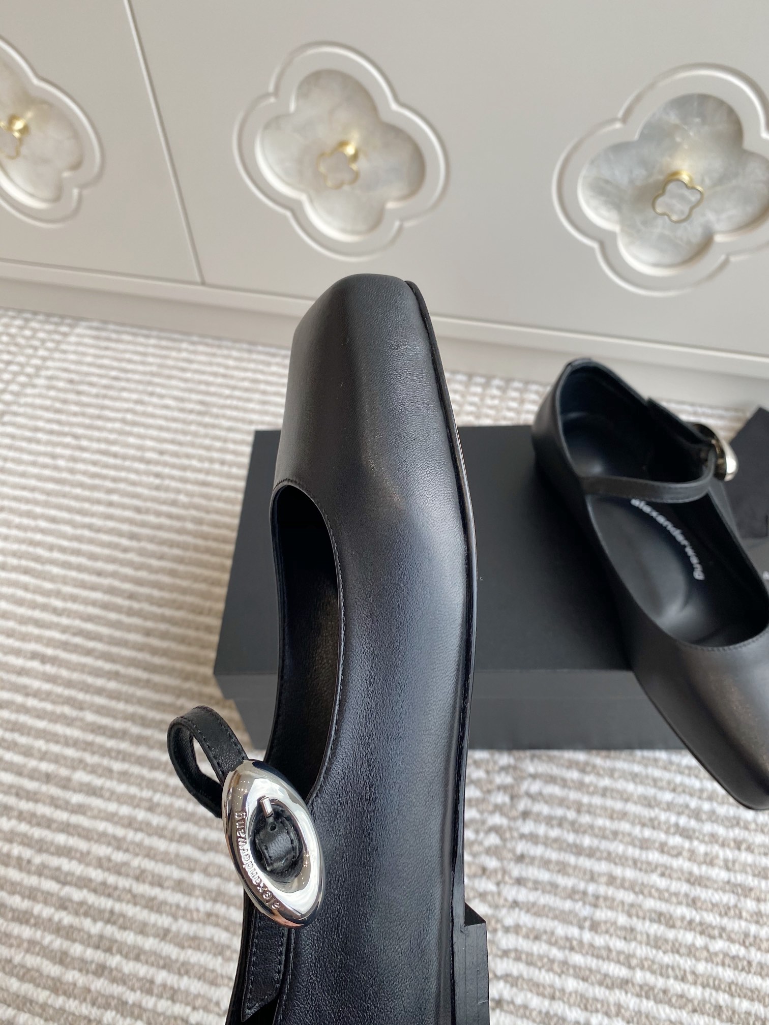 “High-Quality Sheepskin Shoes by Alexander Wang: Versatile Designs and Premium Materials” - 图片 6