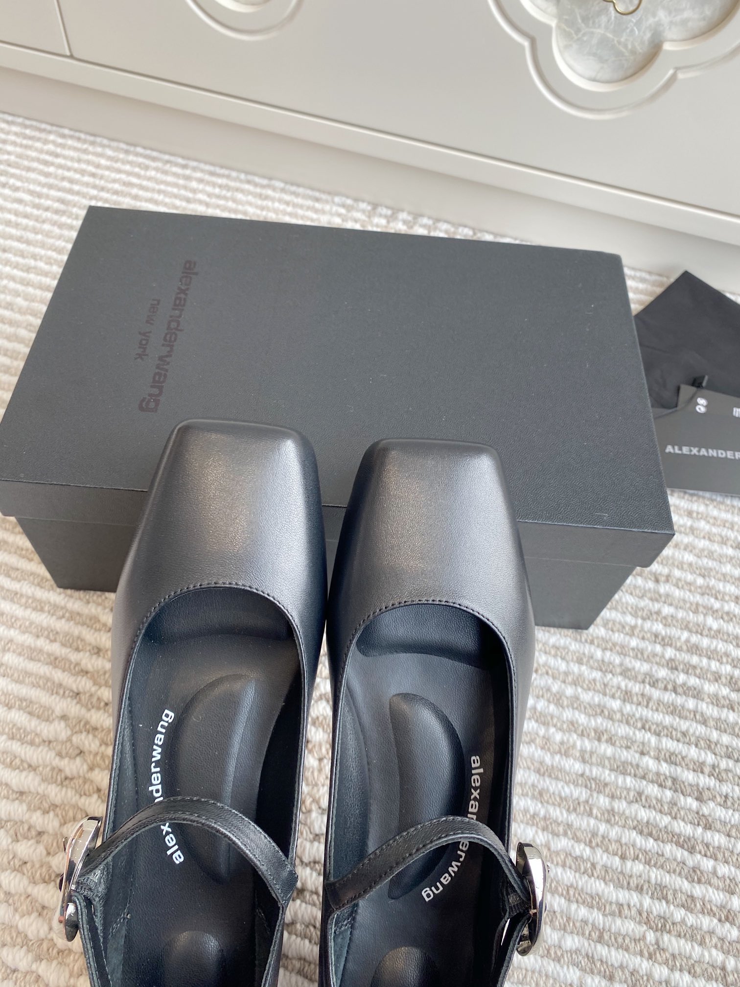 “High-Quality Sheepskin Shoes by Alexander Wang: Versatile Designs and Premium Materials” - 图片 7
