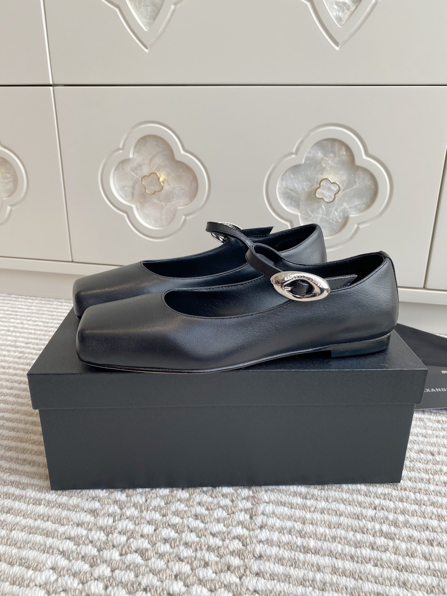 “High-Quality Sheepskin Shoes by Alexander Wang: Versatile Designs and Premium Materials” - 图片 1