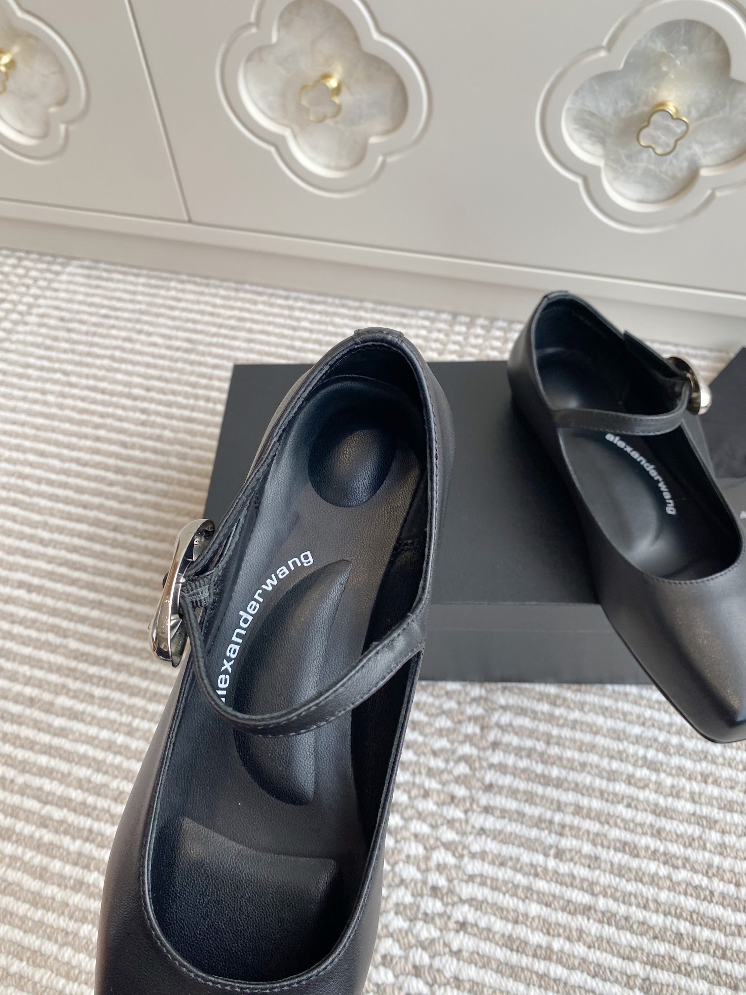 “High-Quality Sheepskin Shoes by Alexander Wang: Versatile Designs and Premium Materials” - 图片 8