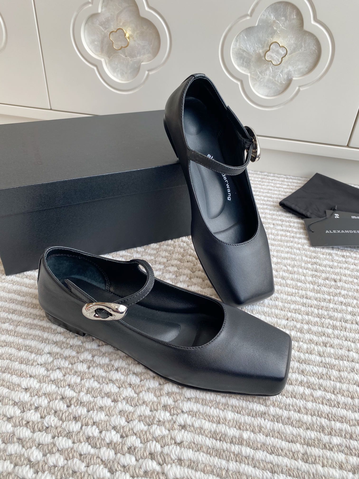 “High-Quality Sheepskin Shoes by Alexander Wang: Versatile Designs and Premium Materials” - 图片 5
