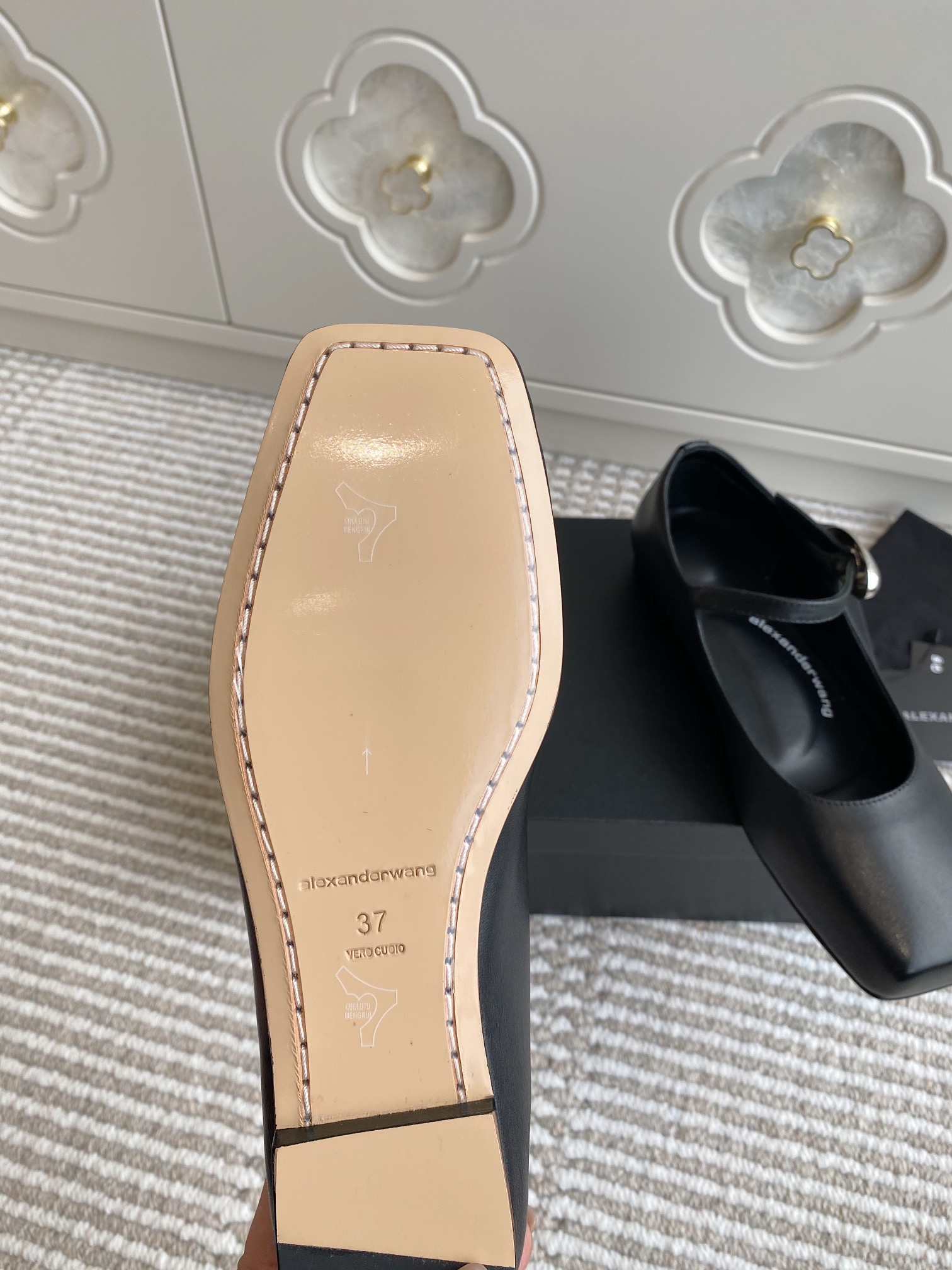 “High-Quality Sheepskin Shoes by Alexander Wang: Versatile Designs and Premium Materials” - 图片 9