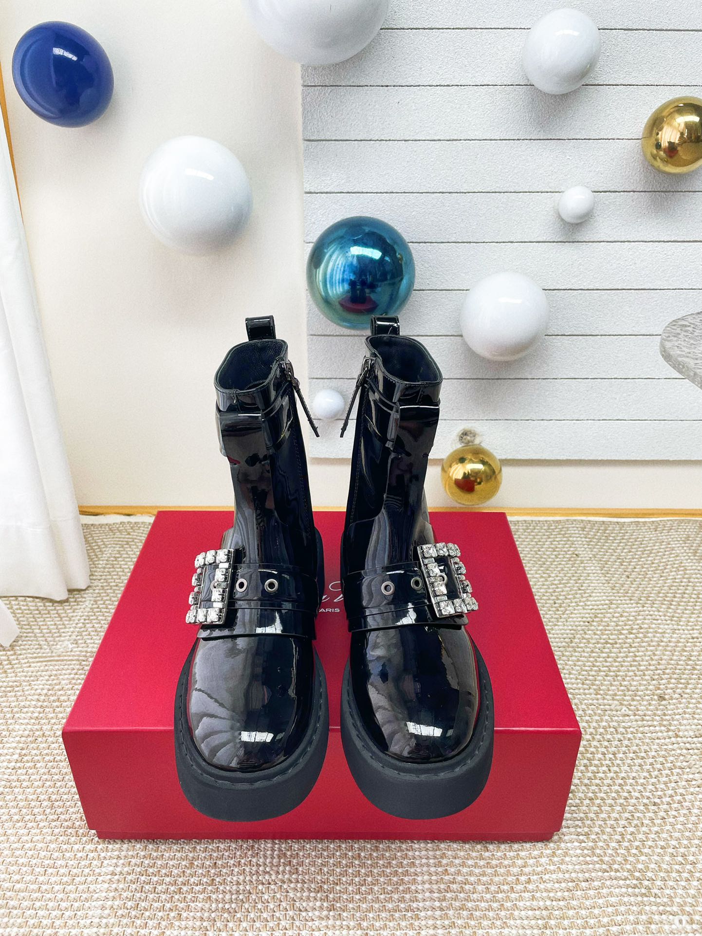 NO:590026,* 2025 early autumn new women's shoes Viv Rangers metal buckle leather motorcycle boots. A pair of women's boots owned by celebrity Internet celebrities and ladies. This pair is perfect from shoe shape to leather to shoe buckles. It can easily interpret the French romantic style. The entire RV series is available (RV short boots are a must-buy every year ~ so popular). Original EVA foam rubber sole. Material: original customized open edge beads/cowhide. Imported lambskin lining. Hardware original 11 customized metal buckles.  Size 35-40 40 customized Heel height 6.5cm, boots, cowhide, sheepskin19860909* 2025早秋新款女鞋Viv Rangers金属扣皮革机车靴短靴 明星网红名媛小姐姐人手一对女靴 这双从鞋型到皮质到鞋扣 完美的无可挑剔 轻松演绎法式浪漫风情 RV全系列做齐（每年必买RV短靴 ~火到爆炸） 鞋底原版EVA发泡橡胶底 材质:原版定制开边珠/牛皮 内里进口小羊皮 五金原版11定制金属扣 码数35-40 40定制 跟高6.5cm,,boots,cowhide,sheepskin,Men's shoes