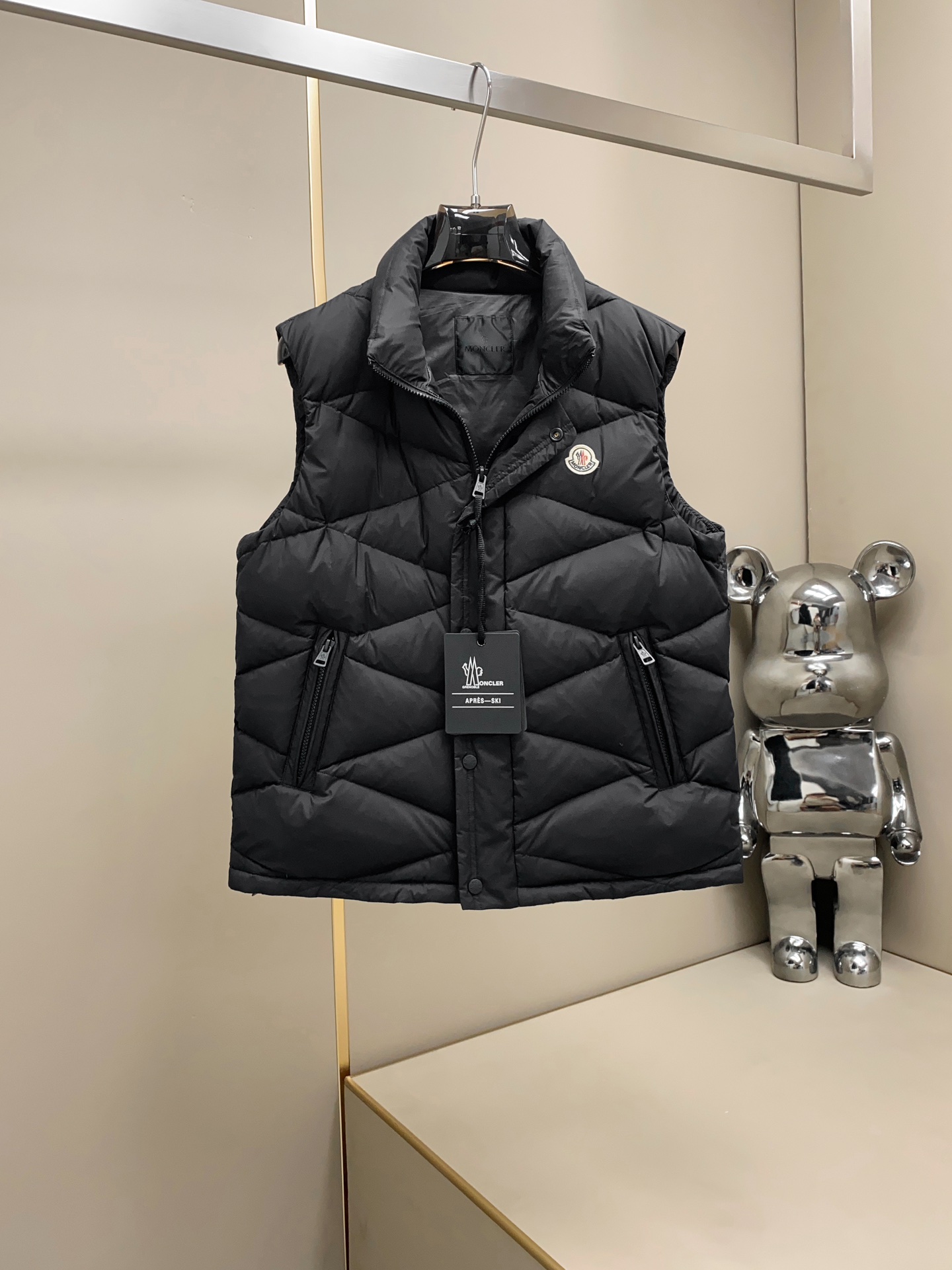 NO:623913,Autumn and winter Mon*ler stand-collar ribbed down vest vest. The classic conventional down vest once again opens a chapter of invincible avant-garde styling. The shape has its own elegance and nobility. The fabric is made of imported top-grade microfiber polyester nylon fabric, which has a more outstanding softness and delicate feeling. The full lock velvet treatment design does not let the velvet run away or get rid of the hair. The air resilience is also very good when pressed by hand.  Customer-supplied DIST90 goose down is processed with advanced direct-filling technology. It has strong warmth retention, and the back line adopts CNC positioning process. The down vest shows a classic silhouette, which can easily switch between the workplace and weekend outdoor time. Made of dense nylon fabric, it has excellent breathability and technical performance. Same style for men and women. Color: black 24029 size data reference: 1-4, shoulder width 42cm for size 1 - chest 112cm - length 61cm  Size 2 has shoulder width 44cm - bust 116cm - dress length 63cm. Size 3 has shoulder width 46cm - chest 120cm - dress length 65cm. Size 4: shoulder width 48cm - chest 124cm - dress length 67cm,,down jacket,alexander wang19860909秋冬Mon*ler 立领棱格羽绒背心马甲 经典常规款的羽绒马甲背心再次打开无敌前卫造型的篇章. 造型自带优雅高贵.面料采用进口顶级超细纤维聚酯尼龙面料,柔软度细腻感更为突出. 十足的锁绒处理设计不跑绒不钻毛.用手抓压空气回弹性也是十足的好. 客供DIST90鹅绒配合先进的直充绒技术处理.保暖性极强,后背行线采用数控定位工艺流程. 羽绒马甲彰显经典廓形,可轻松实现职场与周末户外时光的切换.采用致密尼龙面料制成,具有出色透气性和科技性能. 男女同款 颜色:黑色 24029尺码数据参考: 1-4 1码肩宽42cm-胸围112cm-衣长61cm 2码肩宽44cm-胸围116cm-衣长63cm 3码肩宽46cm-胸围120cm-衣长65cm 4码:肩宽48cm-胸围124cm-衣长67cm,,down jacket,alexander wang,Men's clothing