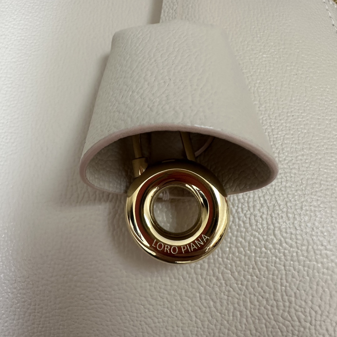 
Loro piana 秋冬新款
Extra bag 升级版本 L27 奶油蜂蜜色
对版原厂进口牛皮 特